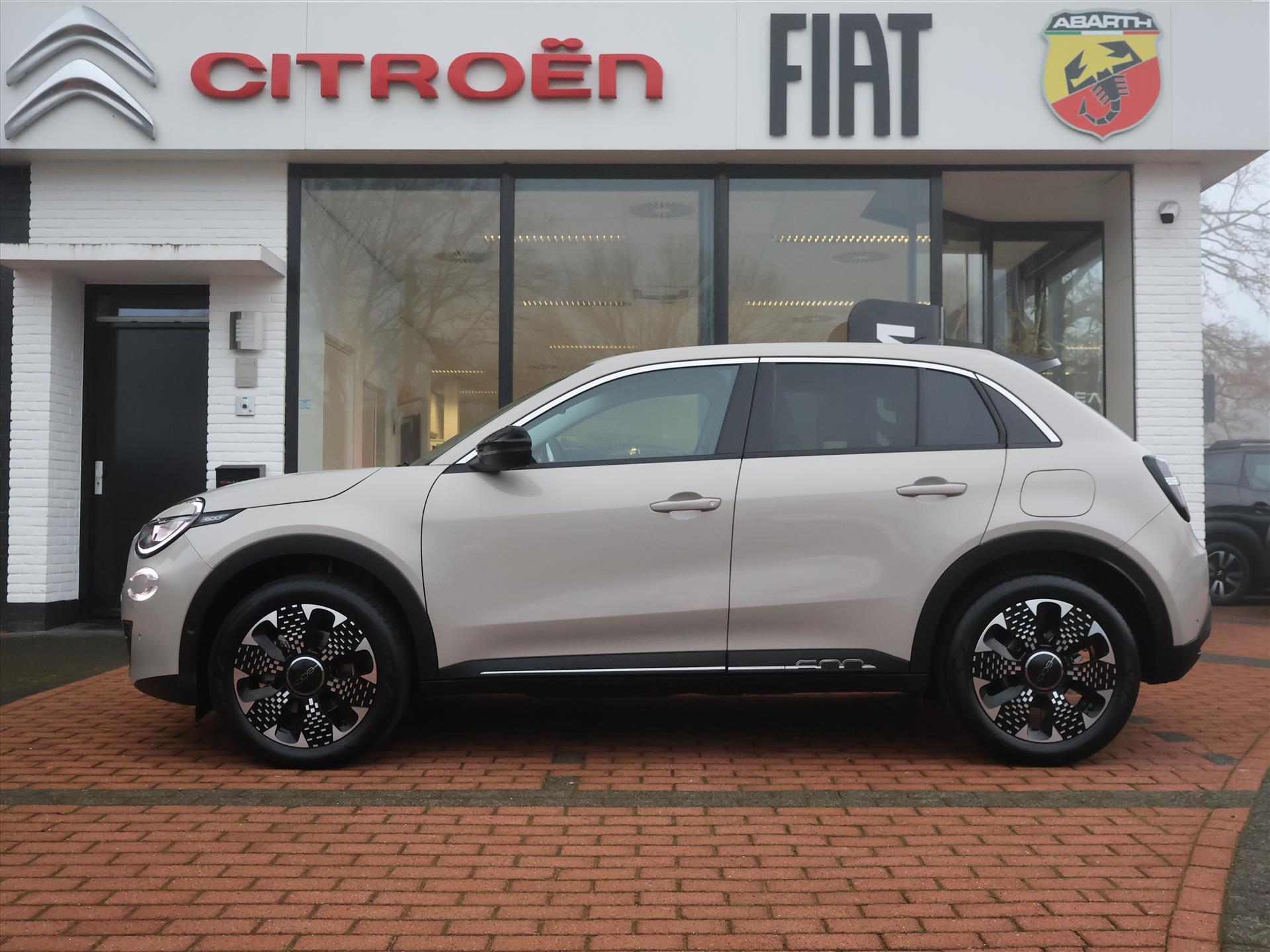 Fiat 600 1.2 Hybrid Turbo Charged 110PK Automaat La Prima, Rijklaarprijs | Adaptieve Cruise | Stoelverwarming | Camera | DAB+ | Keyless - Afbeelding 2