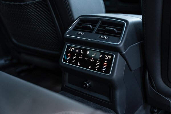 voorstoelen en achterbank verwarmd