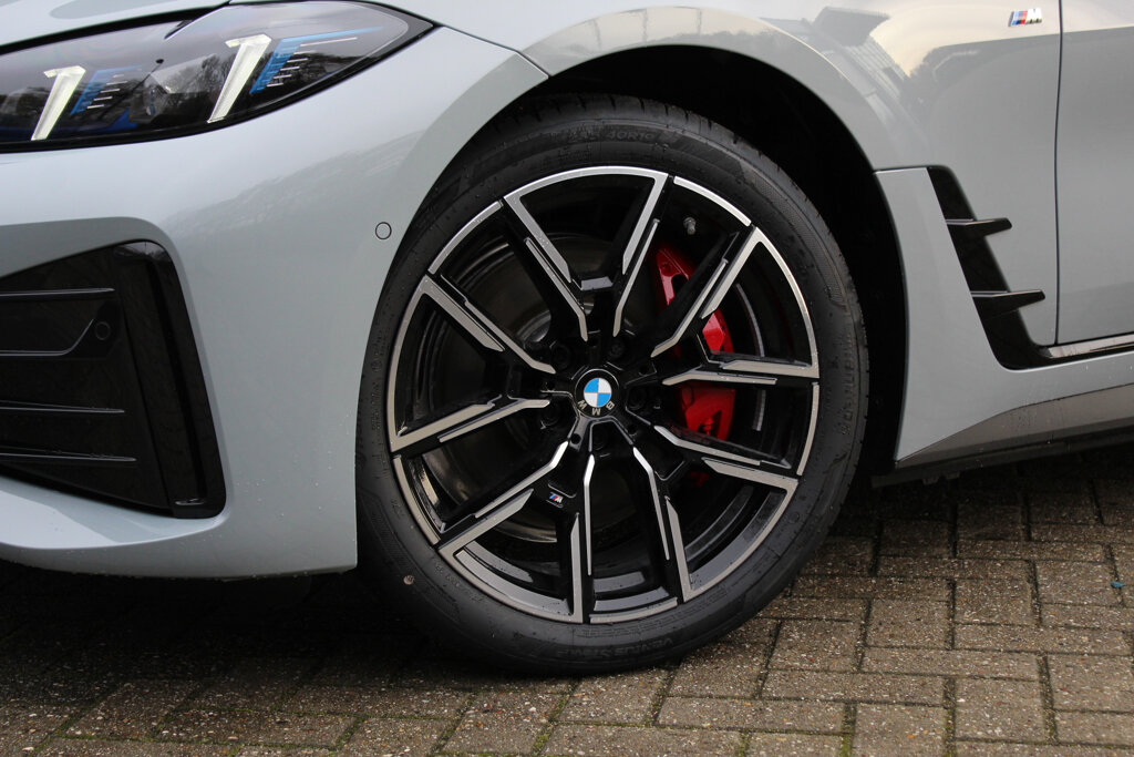 BMW i4 12