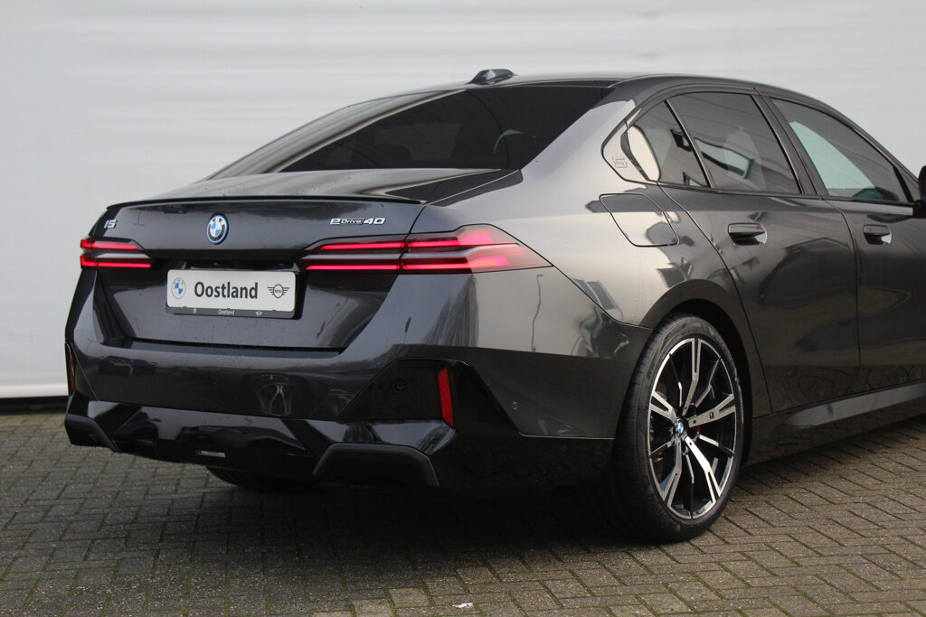 BMW i5 15