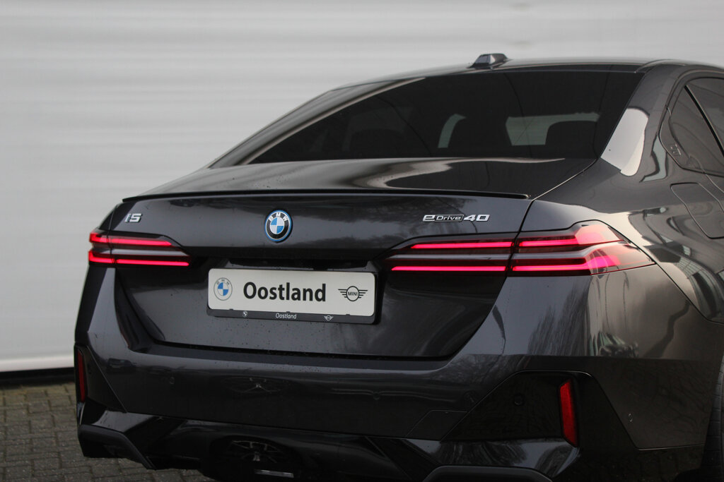 BMW i5 16