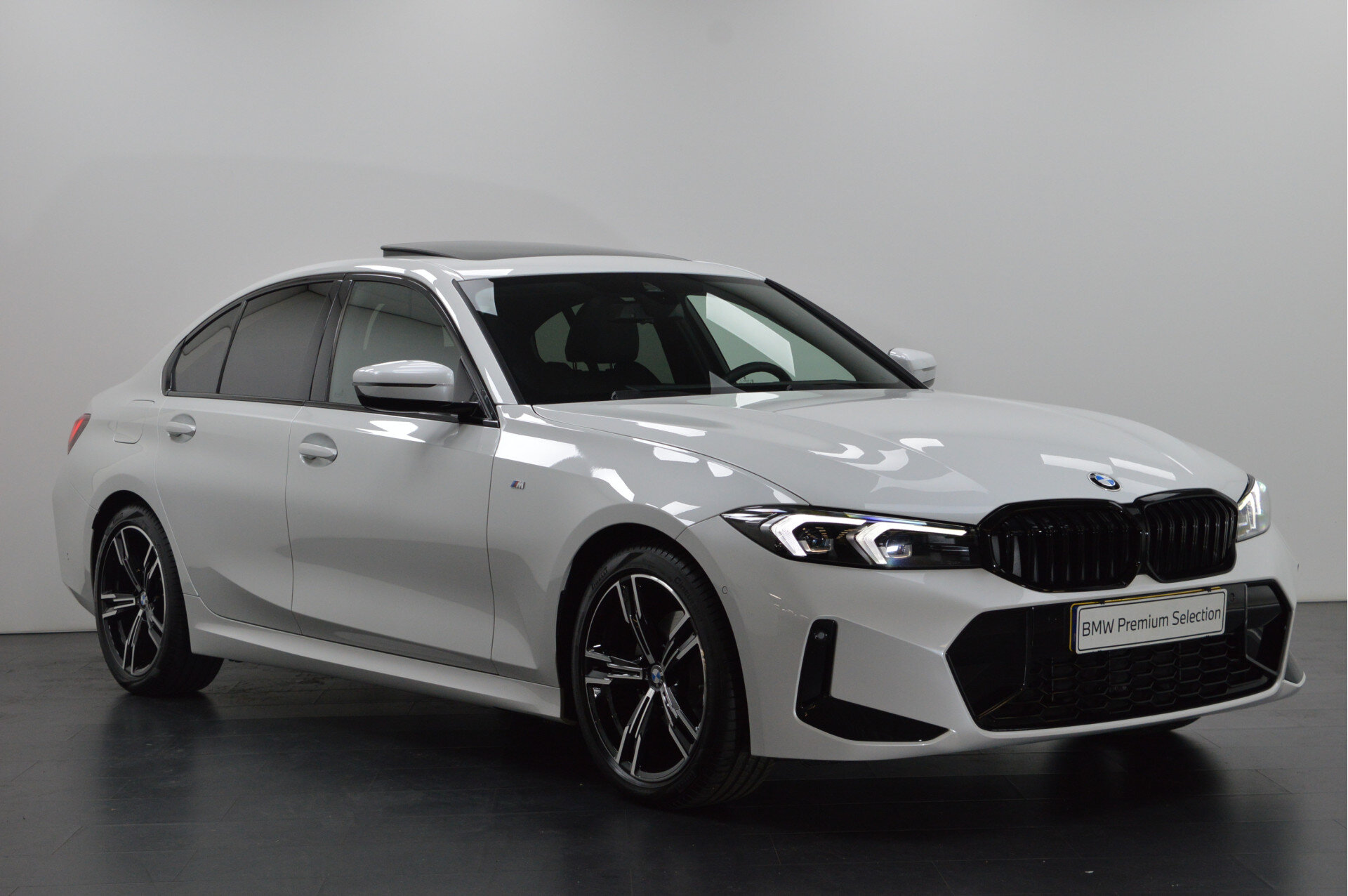 BMW 3 Serie 320i M Sport Automaat - Afbeelding 2
