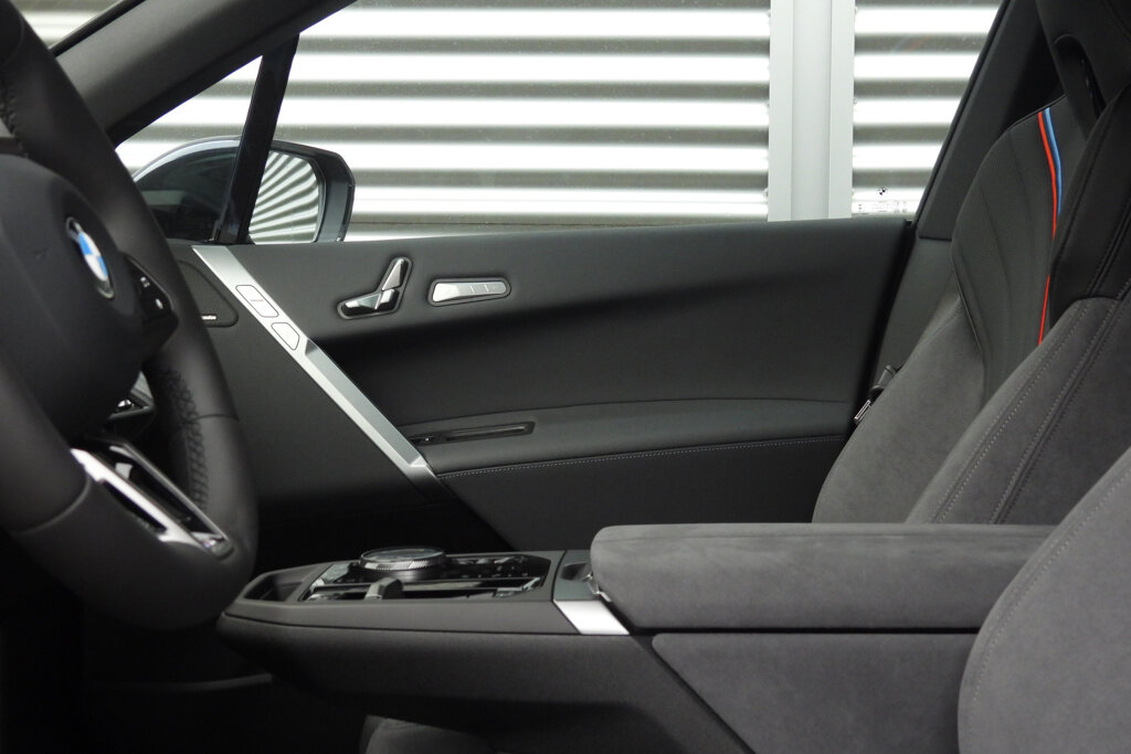 BMW iX 16