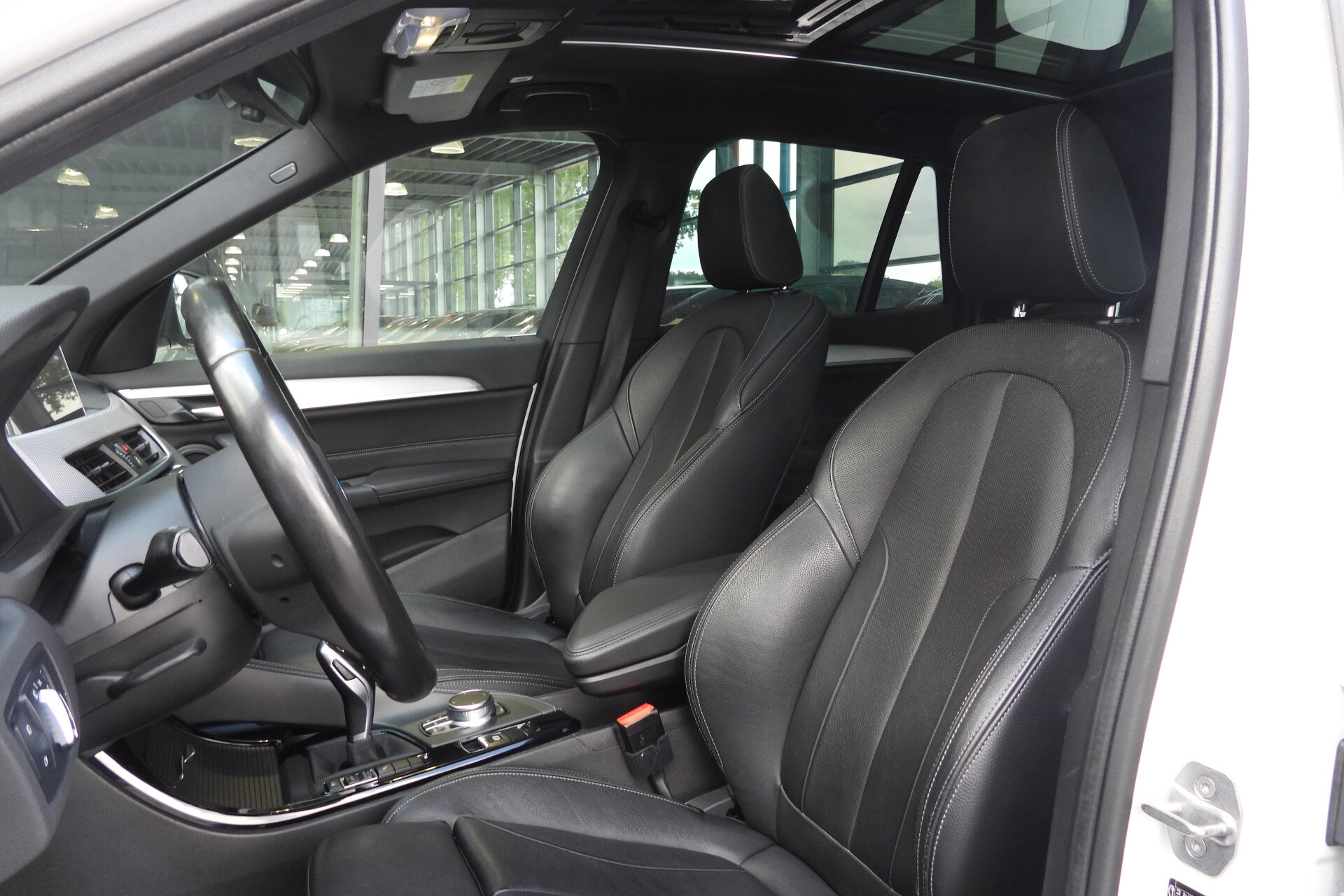 BMW X1 sDrive20i High Executive M Sport Automaat - Afbeelding 2