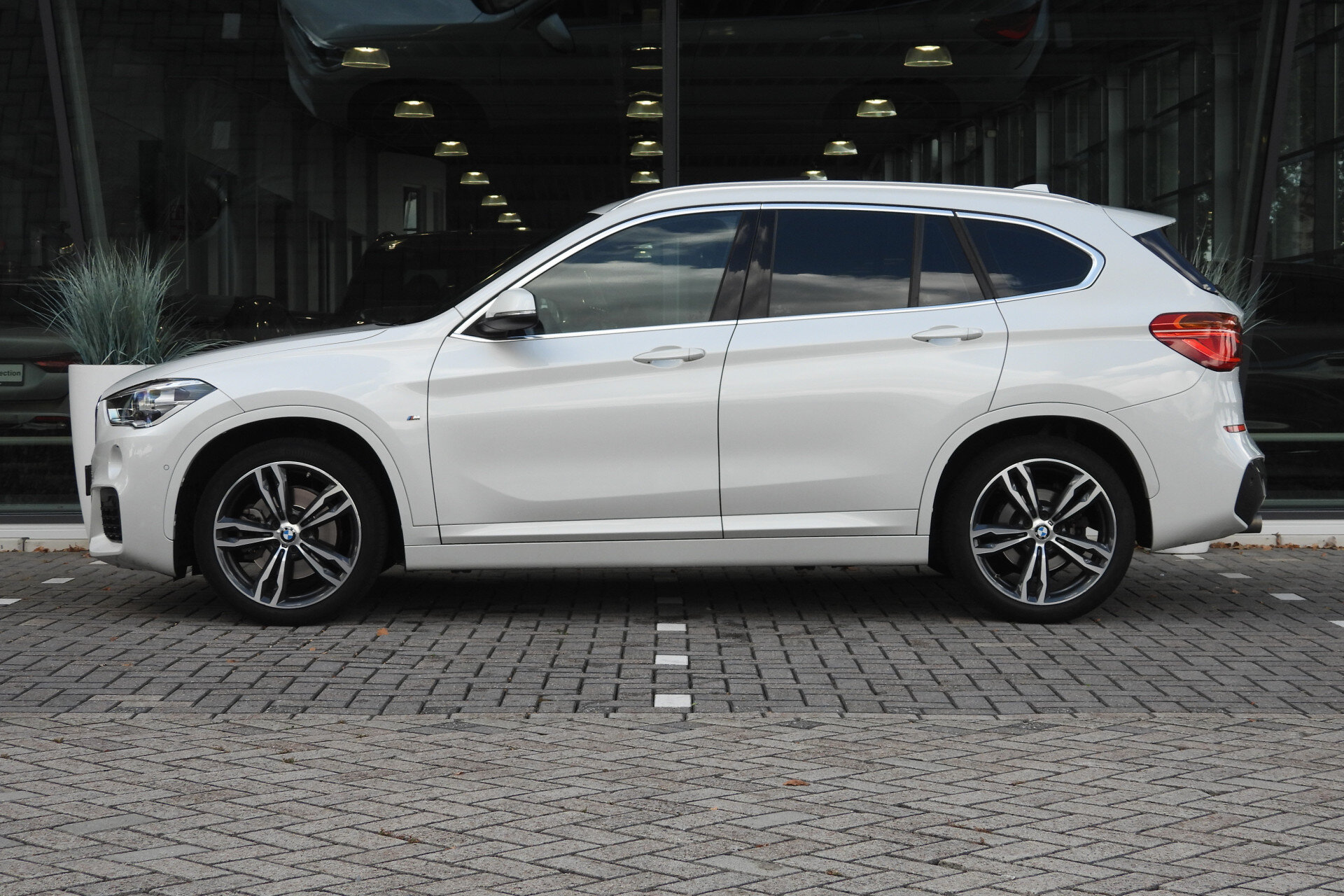 BMW X1 sDrive20i High Executive M Sport Automaat - Afbeelding 3