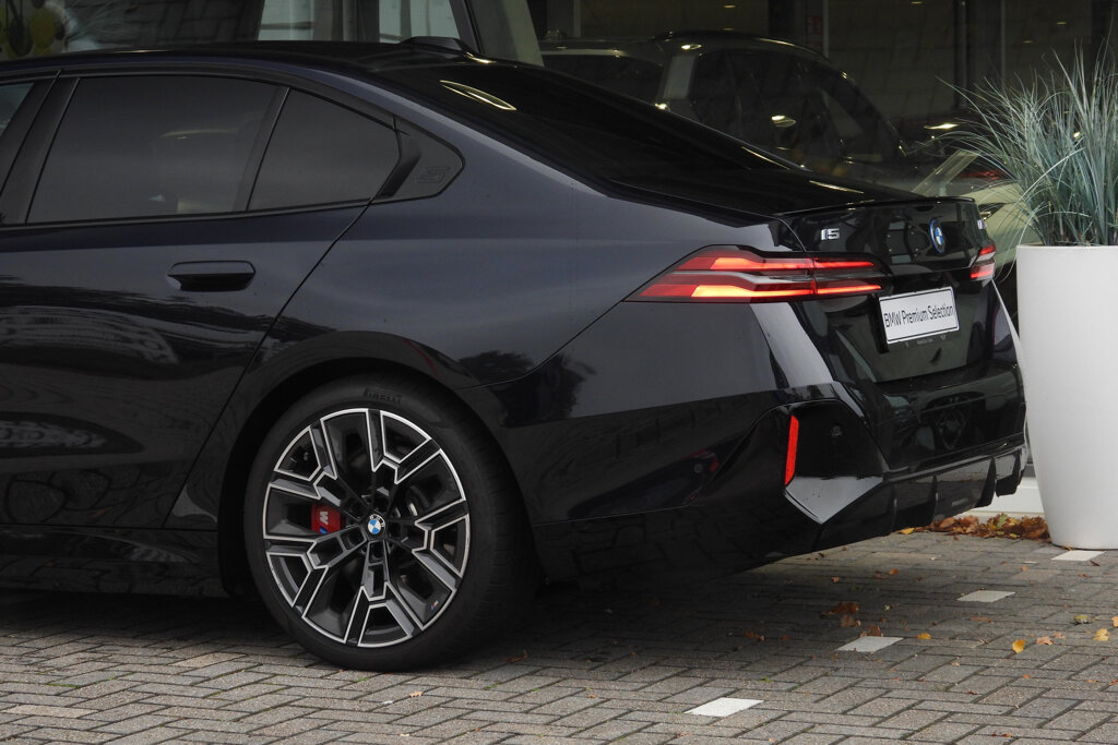 BMW i5 26