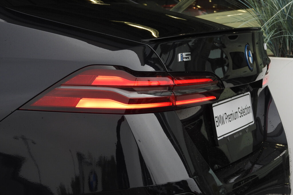 BMW i5 27