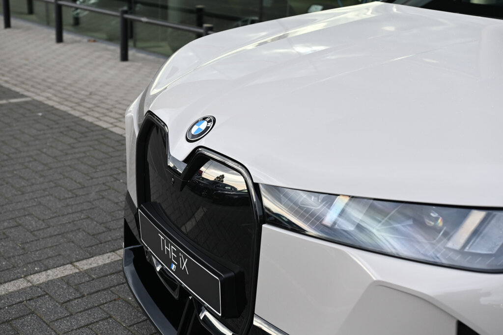 BMW iX 8