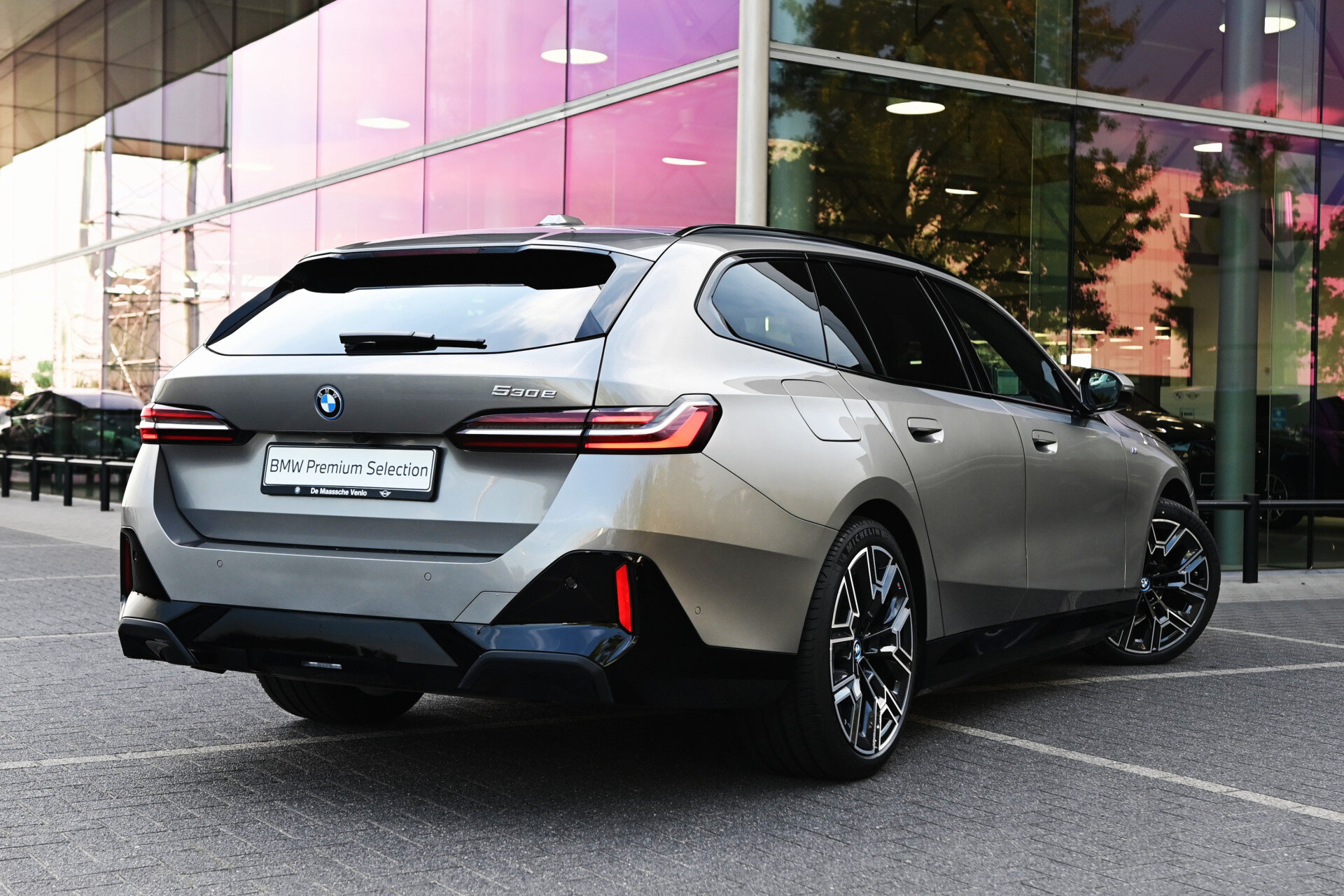 BMW 5 Serie Touring 530e M Sport Automaat - Afbeelding 2