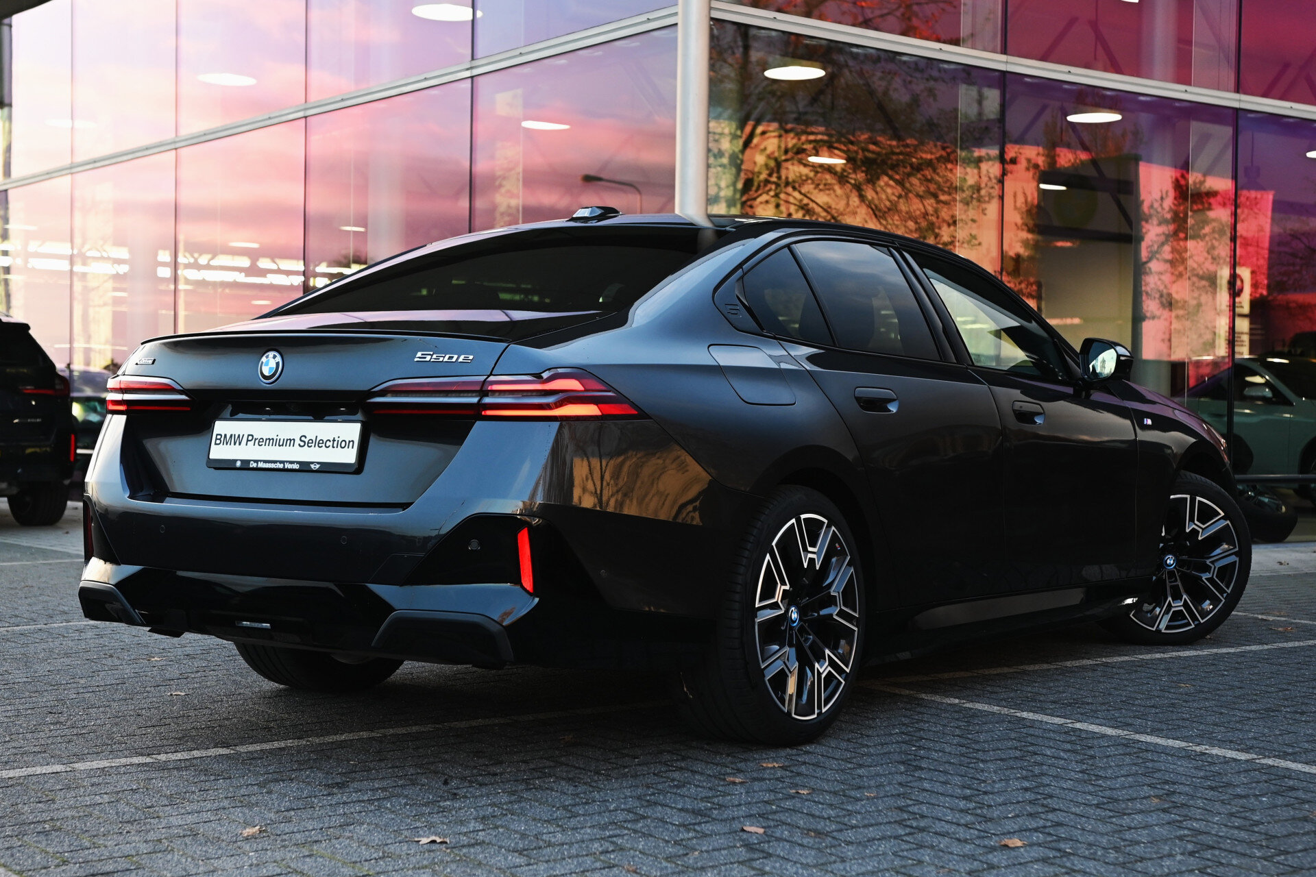 BMW 5 Serie 550e xDrive M Sport Automaat - Afbeelding 2