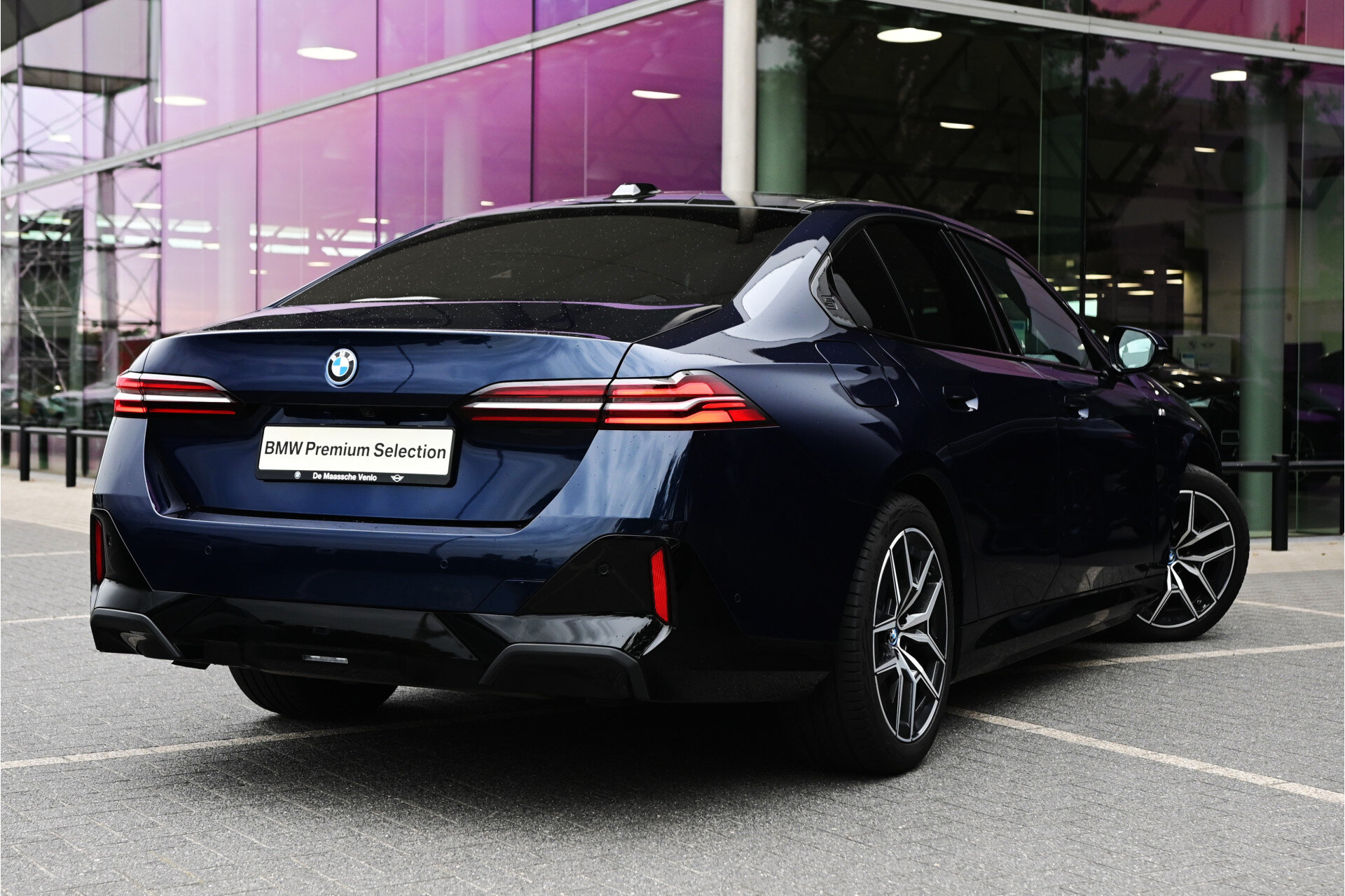 BMW 5 Serie 550e xDrive M Sport Automaat - Afbeelding 2