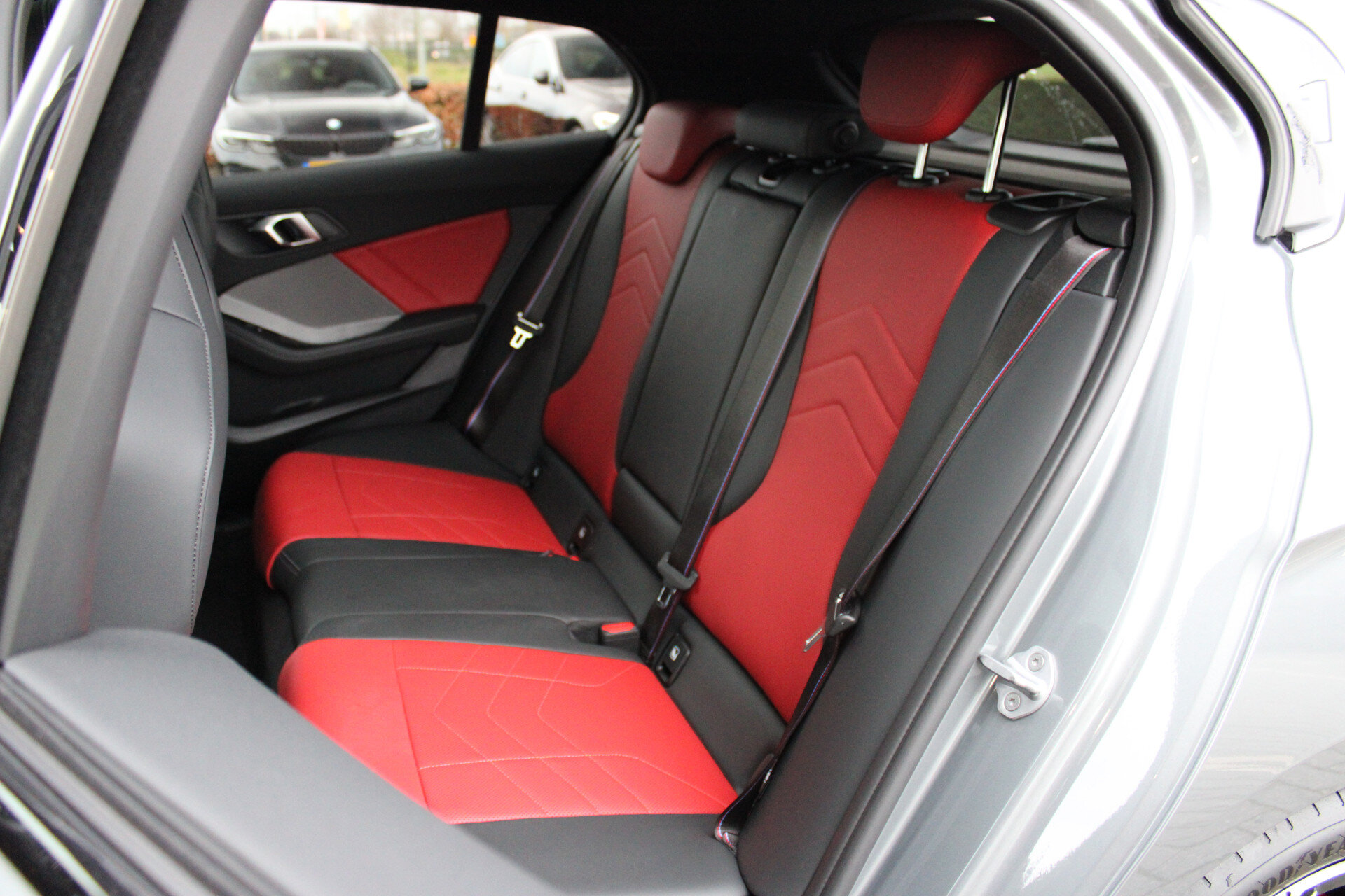 BMW 1 Serie M135 xDrive High Executive M Sport Automaat - Afbeelding 4