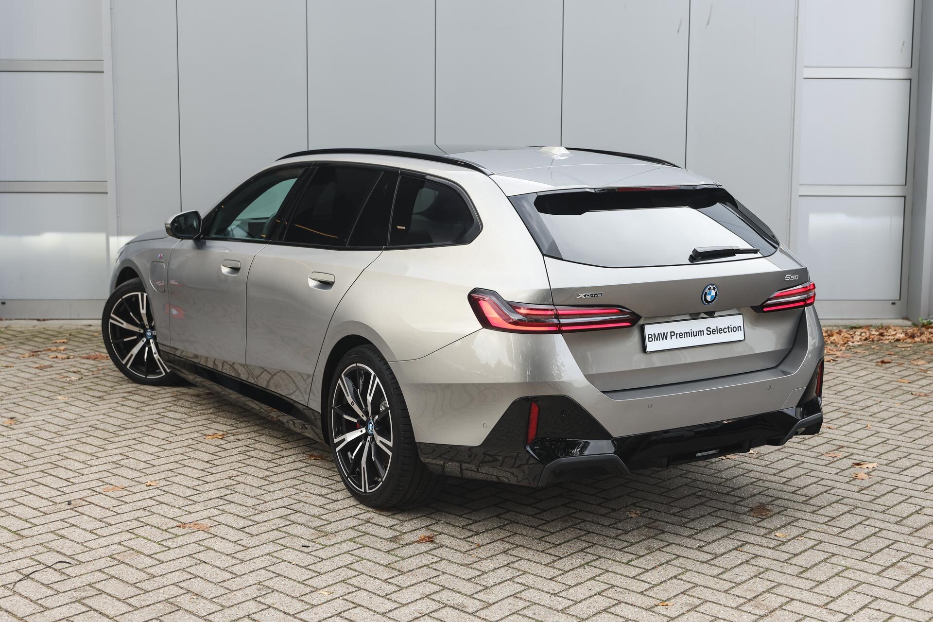 BMW 5 Serie Touring 550e xDrive M Sport Automaat - Afbeelding 2