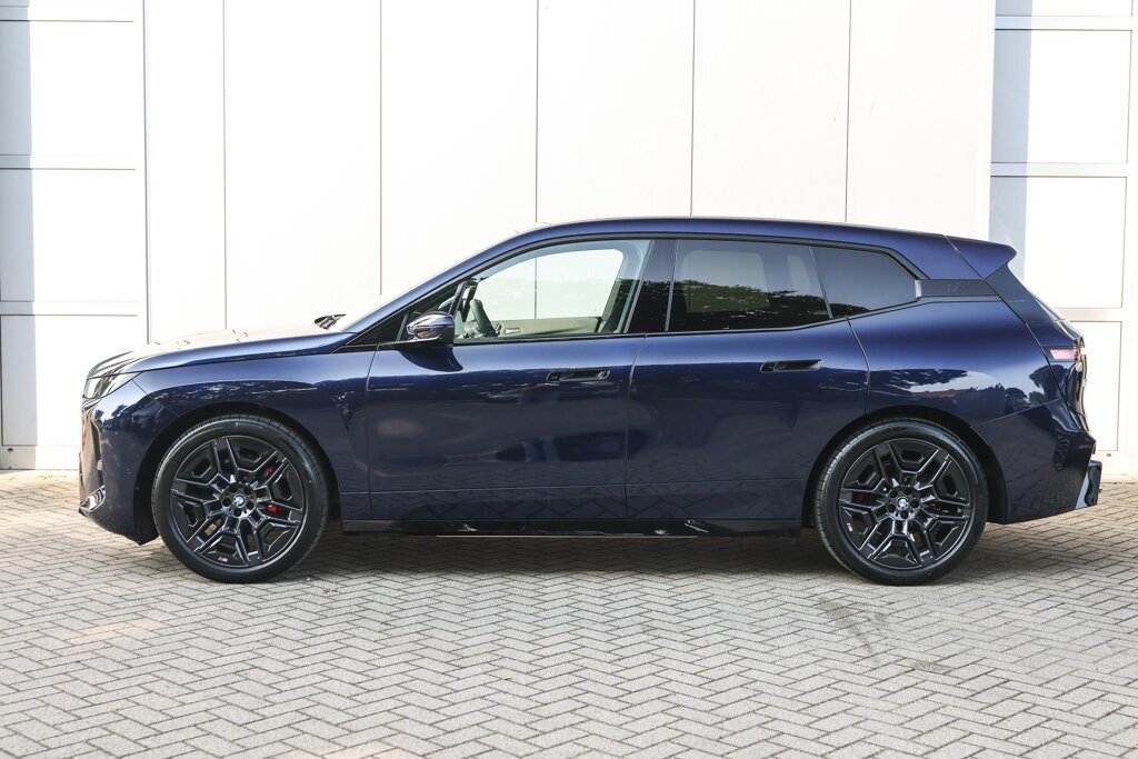 BMW iX 8