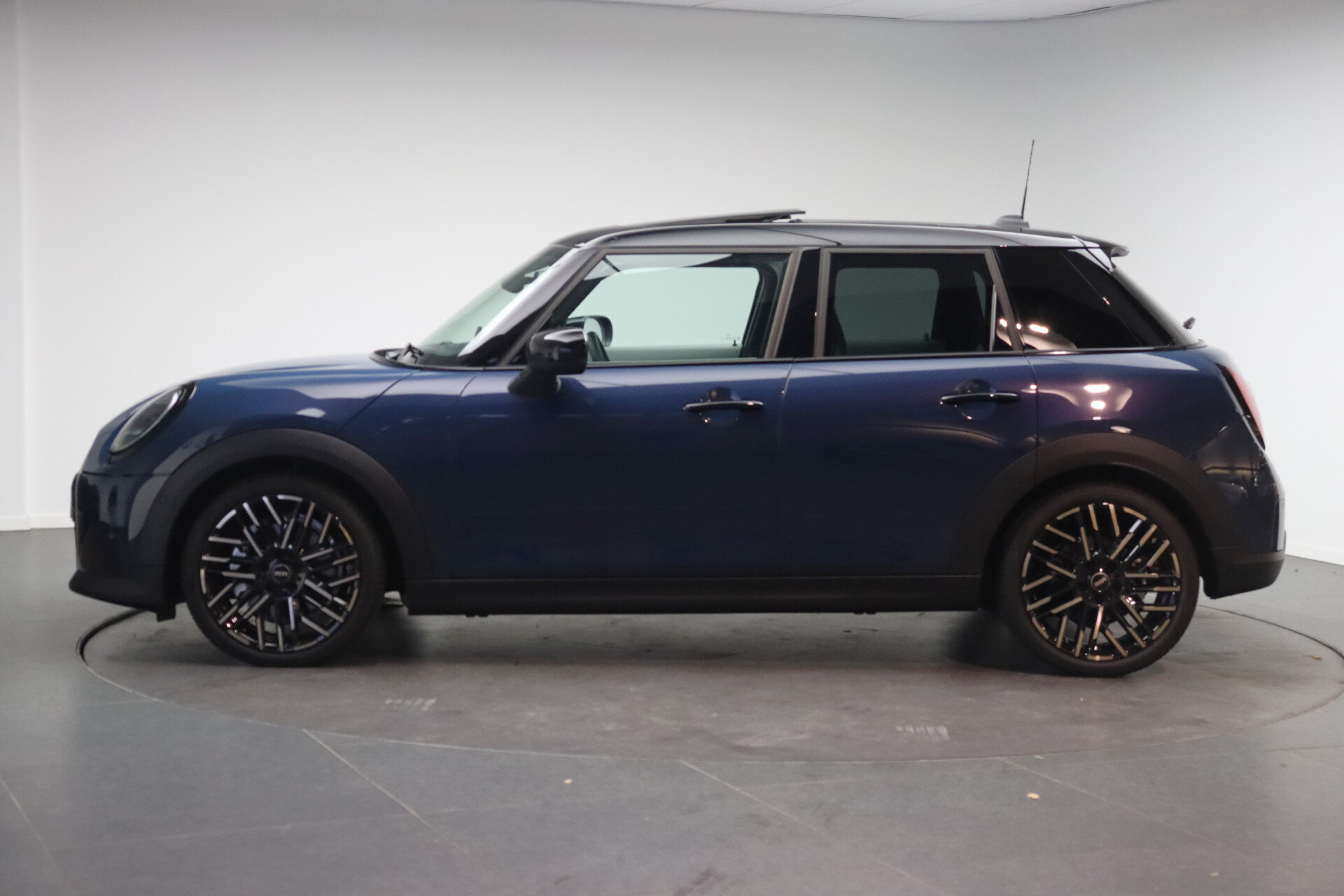MINI 5-Deurs Hatchback Cooper C Automaat - Afbeelding 2