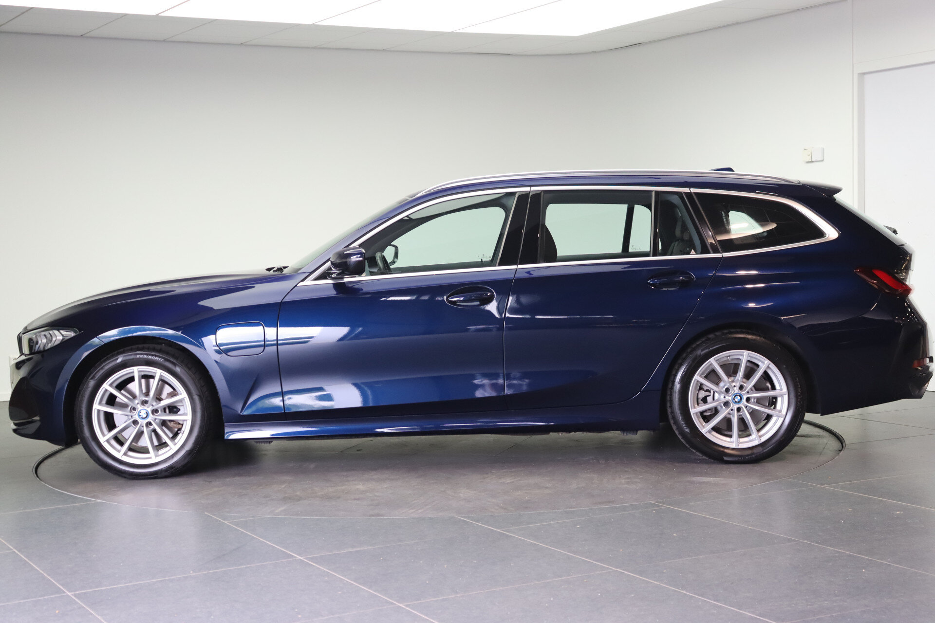BMW 3 Serie Touring 330e Automaat - Afbeelding 2