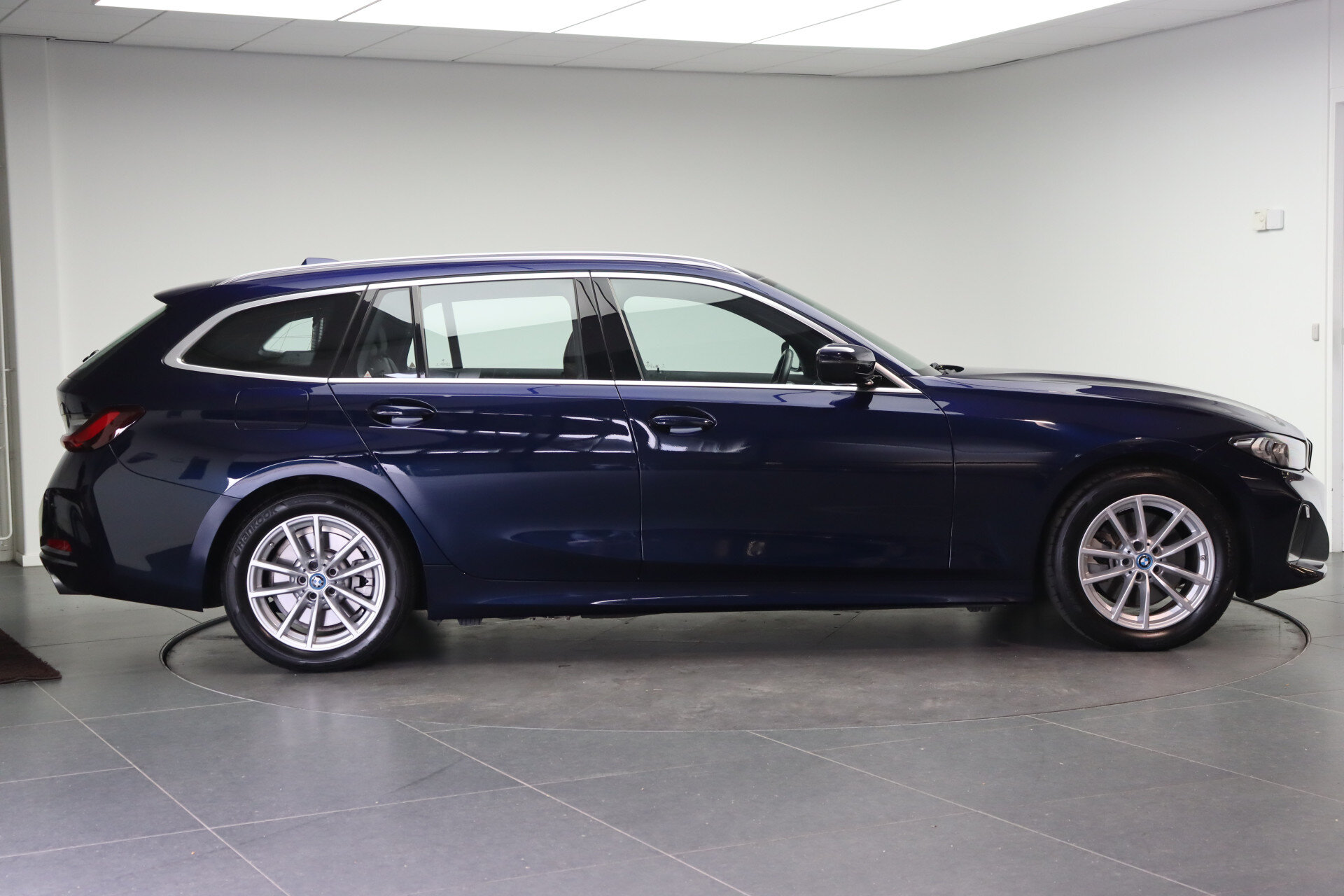 BMW 3 Serie Touring 330e Automaat - Afbeelding 4