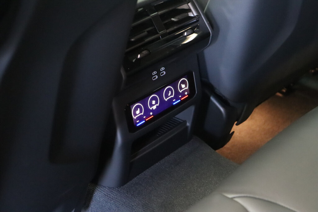 BMW i5 28