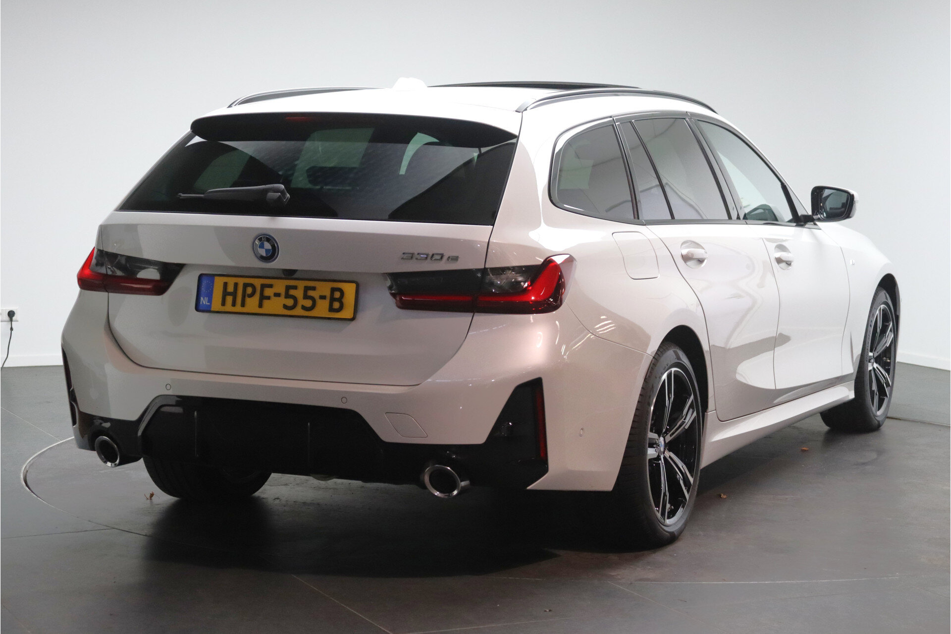 BMW 3 Serie Touring 330e M Sport Automaat - Afbeelding 3