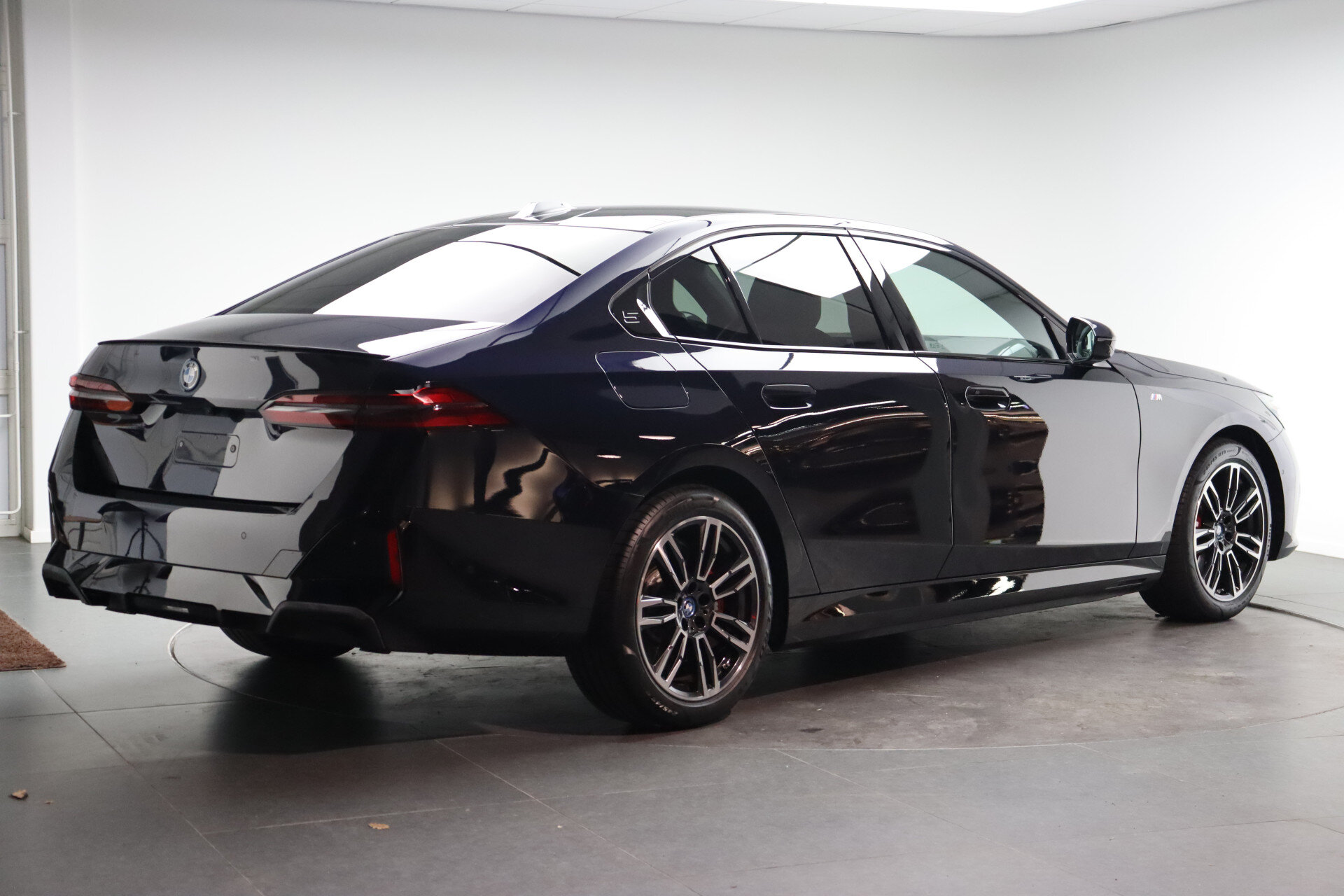 BMW 5 Serie 550e xDrive M Sport Automaat - Afbeelding 3