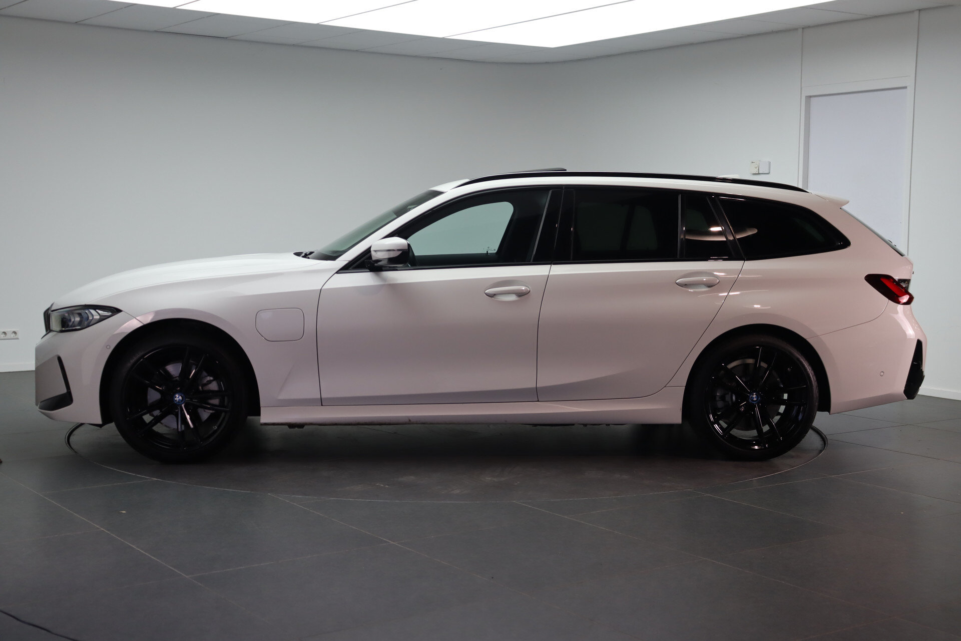 BMW 3 Serie Touring 330e xDrive High Executive M Sport Automaat - Afbeelding 2
