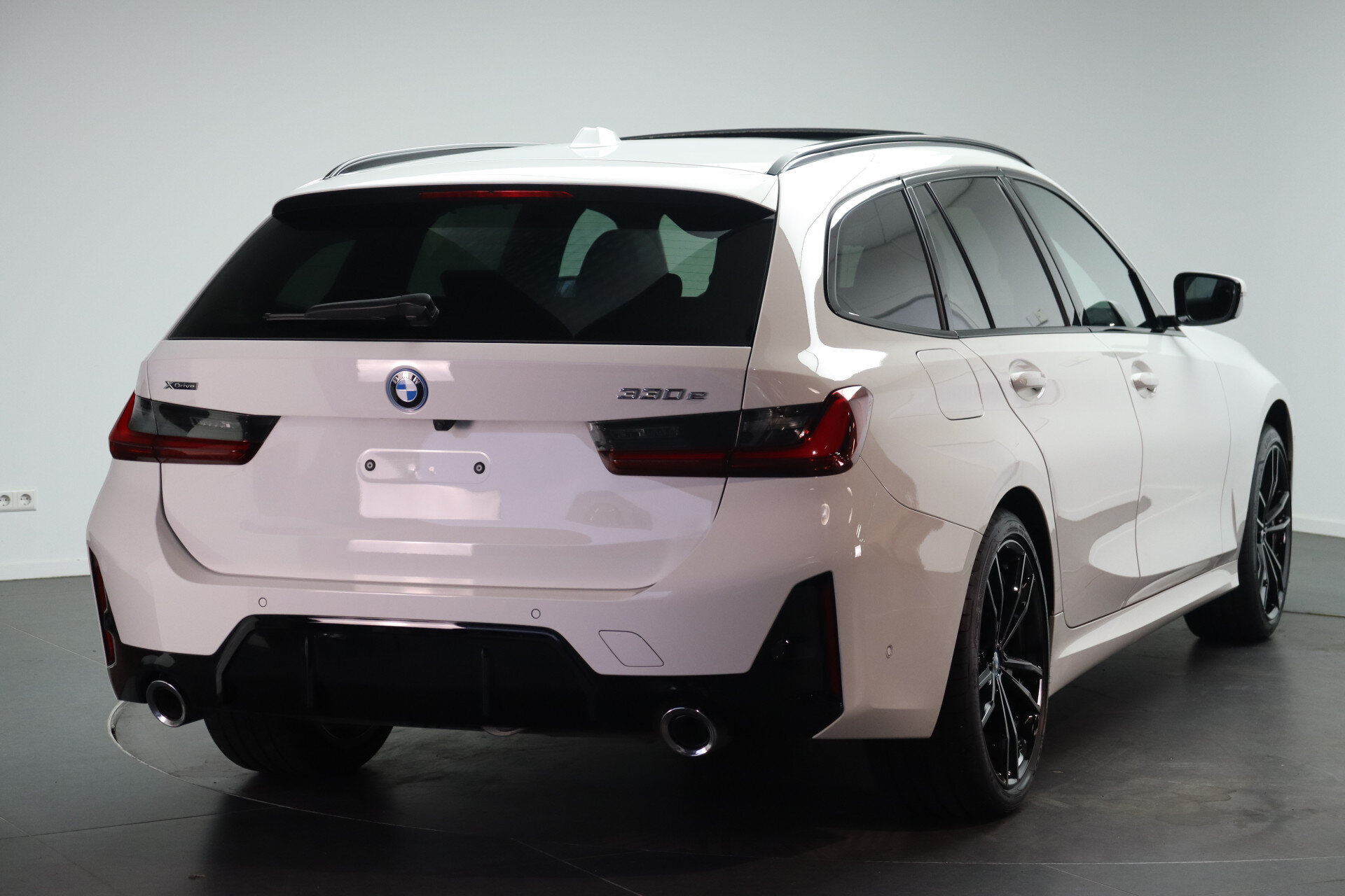 BMW 3 Serie Touring 330e xDrive High Executive M Sport Automaat - Afbeelding 3