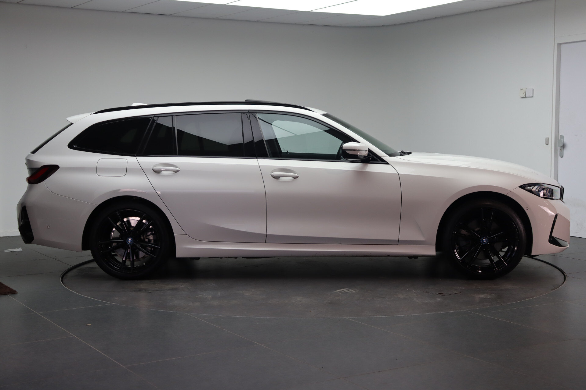 BMW 3 Serie Touring 330e xDrive High Executive M Sport Automaat - Afbeelding 4