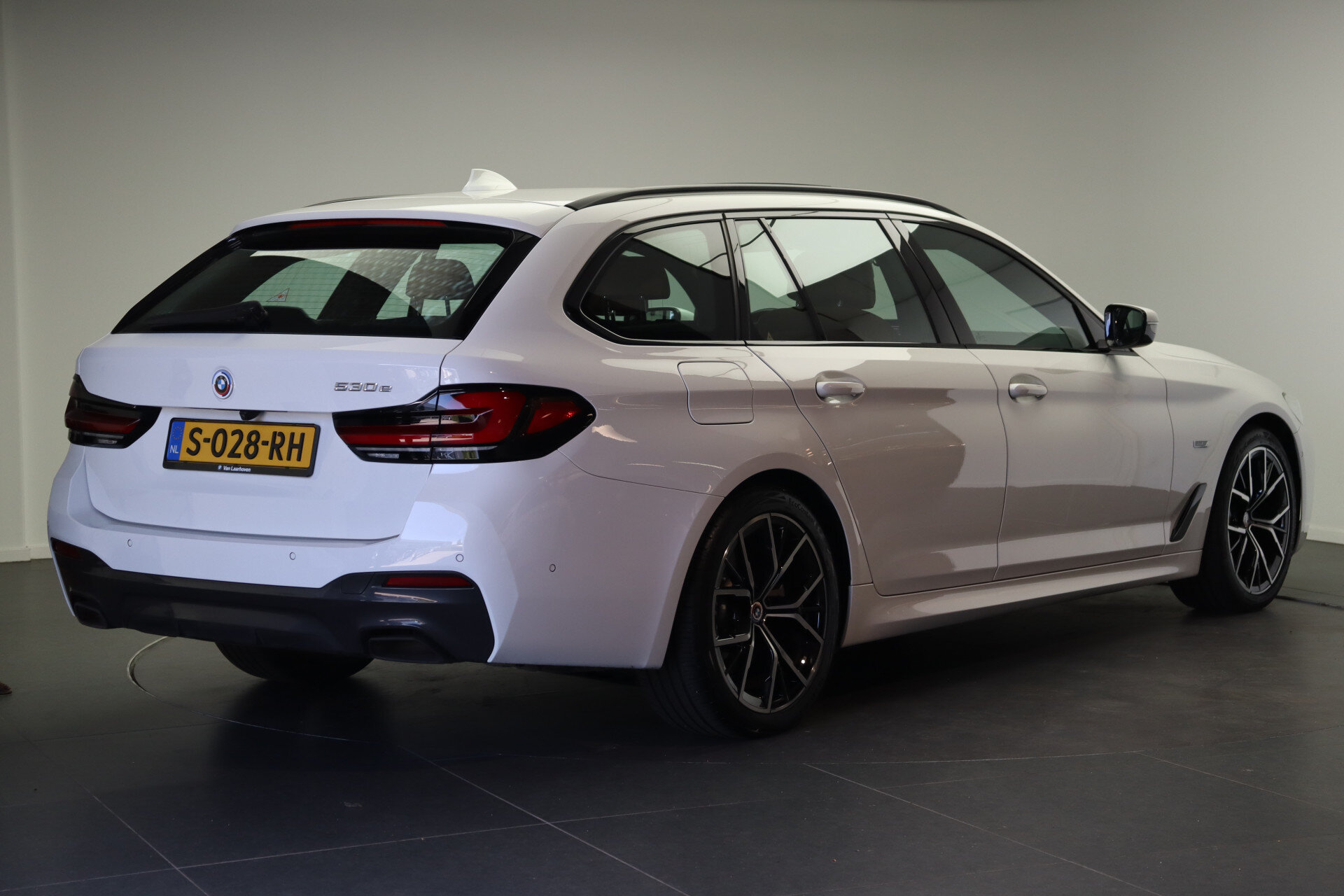 BMW 5 Serie Touring 530e High Executive M Sport Automaat - Afbeelding 3