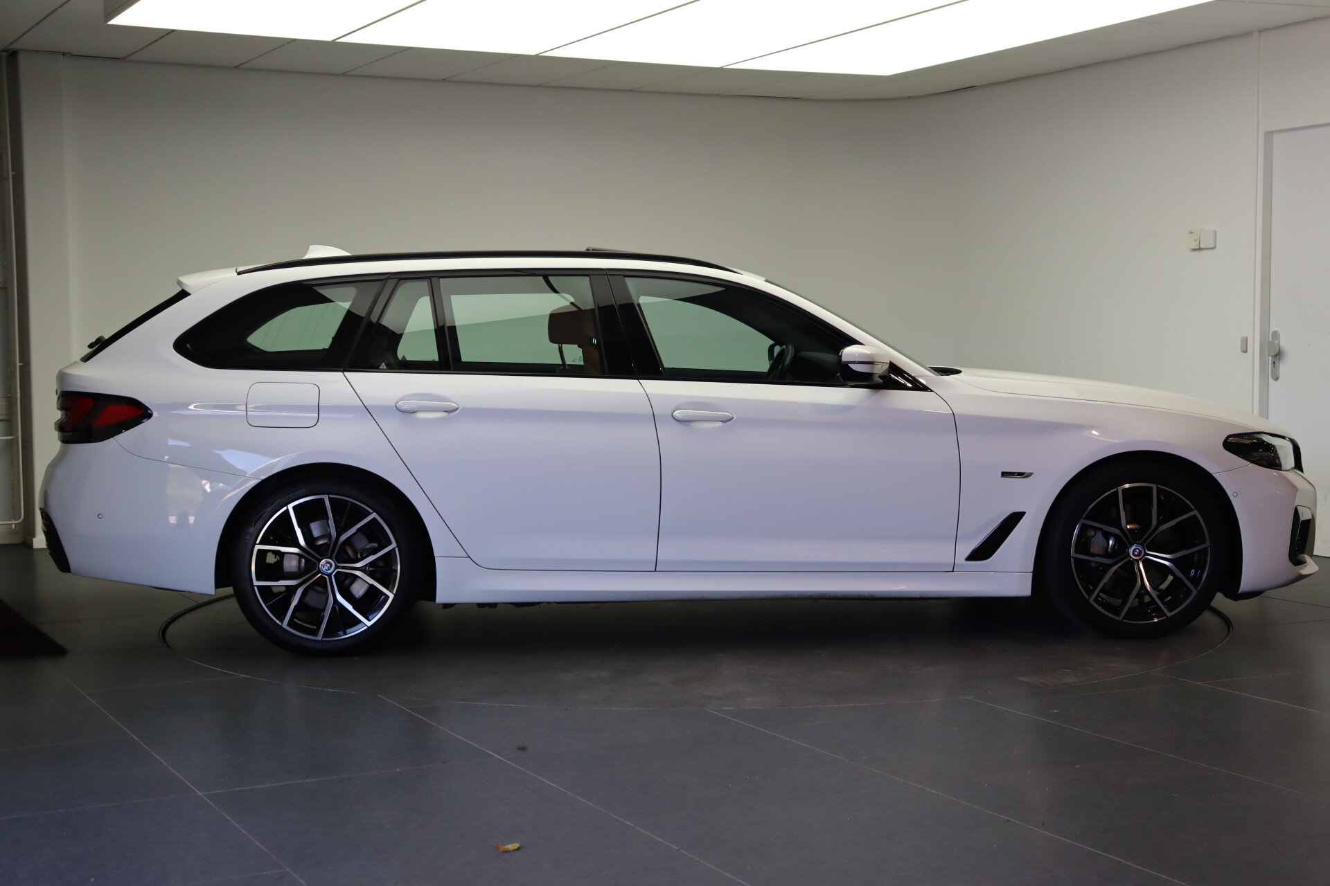 BMW 5 Serie Touring 530e High Executive M Sport Automaat - Afbeelding 4