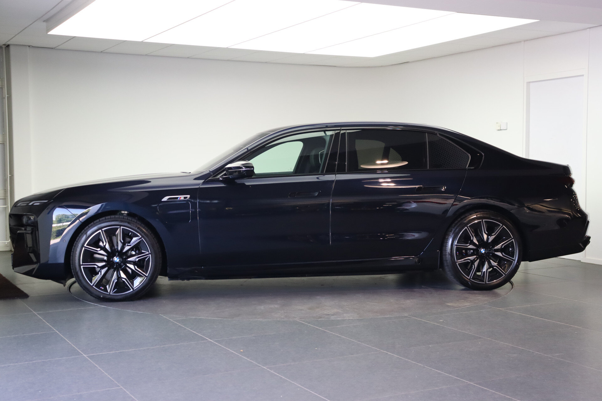 BMW 7 Serie M760e xDrive High Executive Automaat - Afbeelding 2