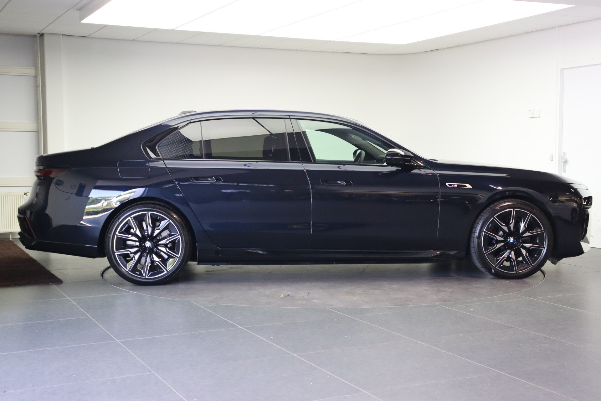 BMW 7 Serie M760e xDrive High Executive Automaat - Afbeelding 4