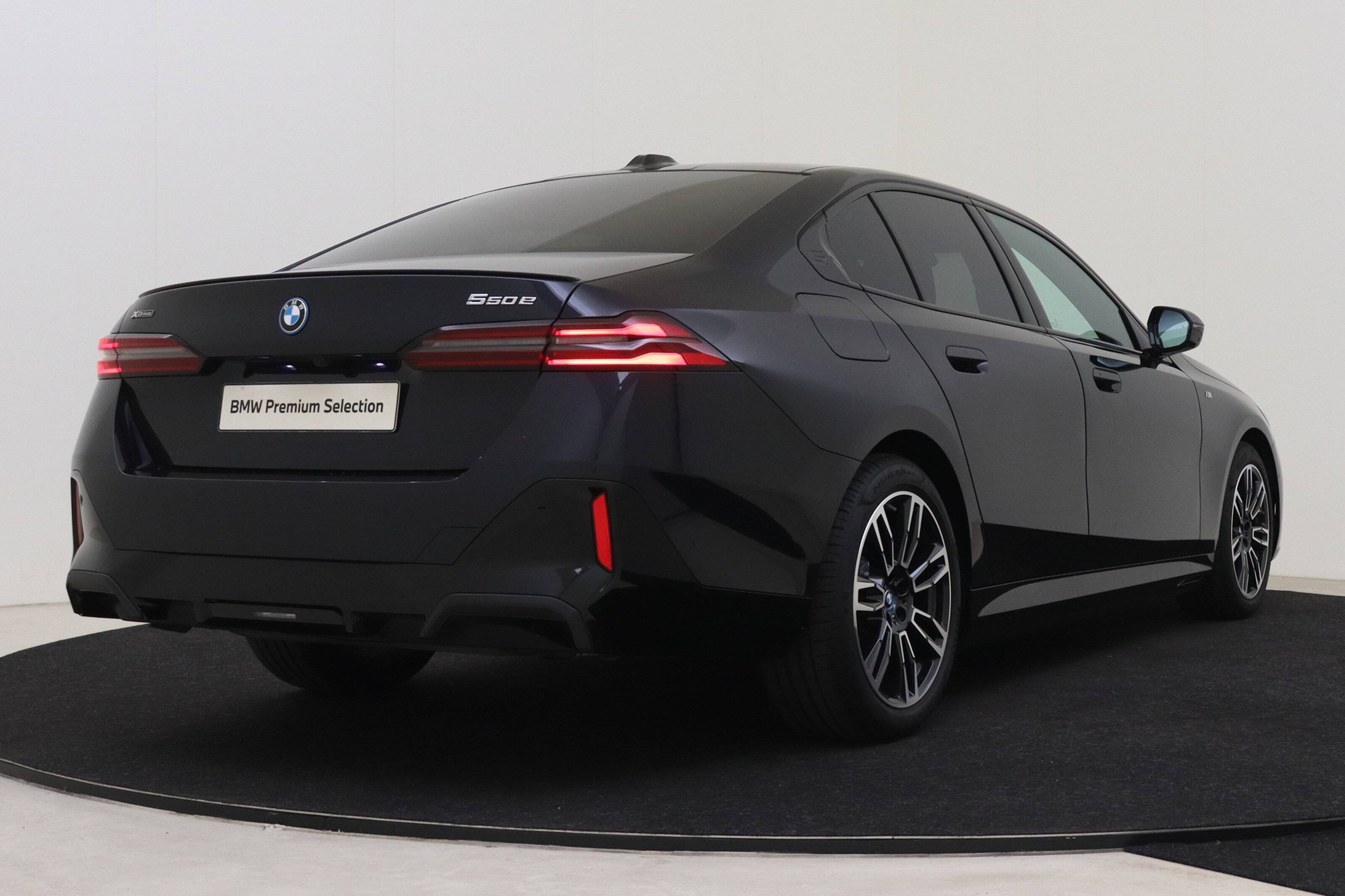 BMW 5 Serie 550e xDrive M Sport Automaat
