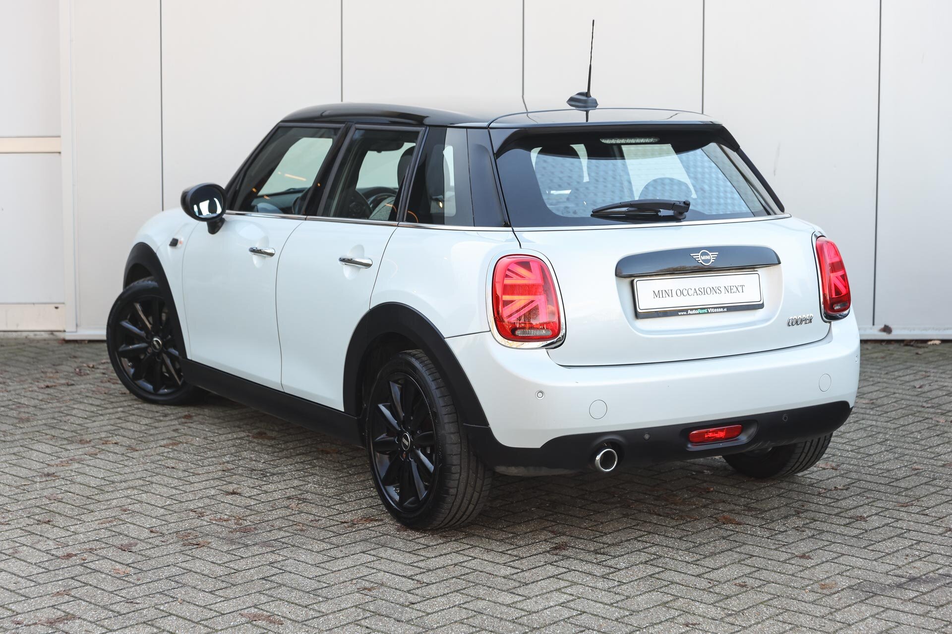 MINI Cooper Hatchback Automaat - Afbeelding 2