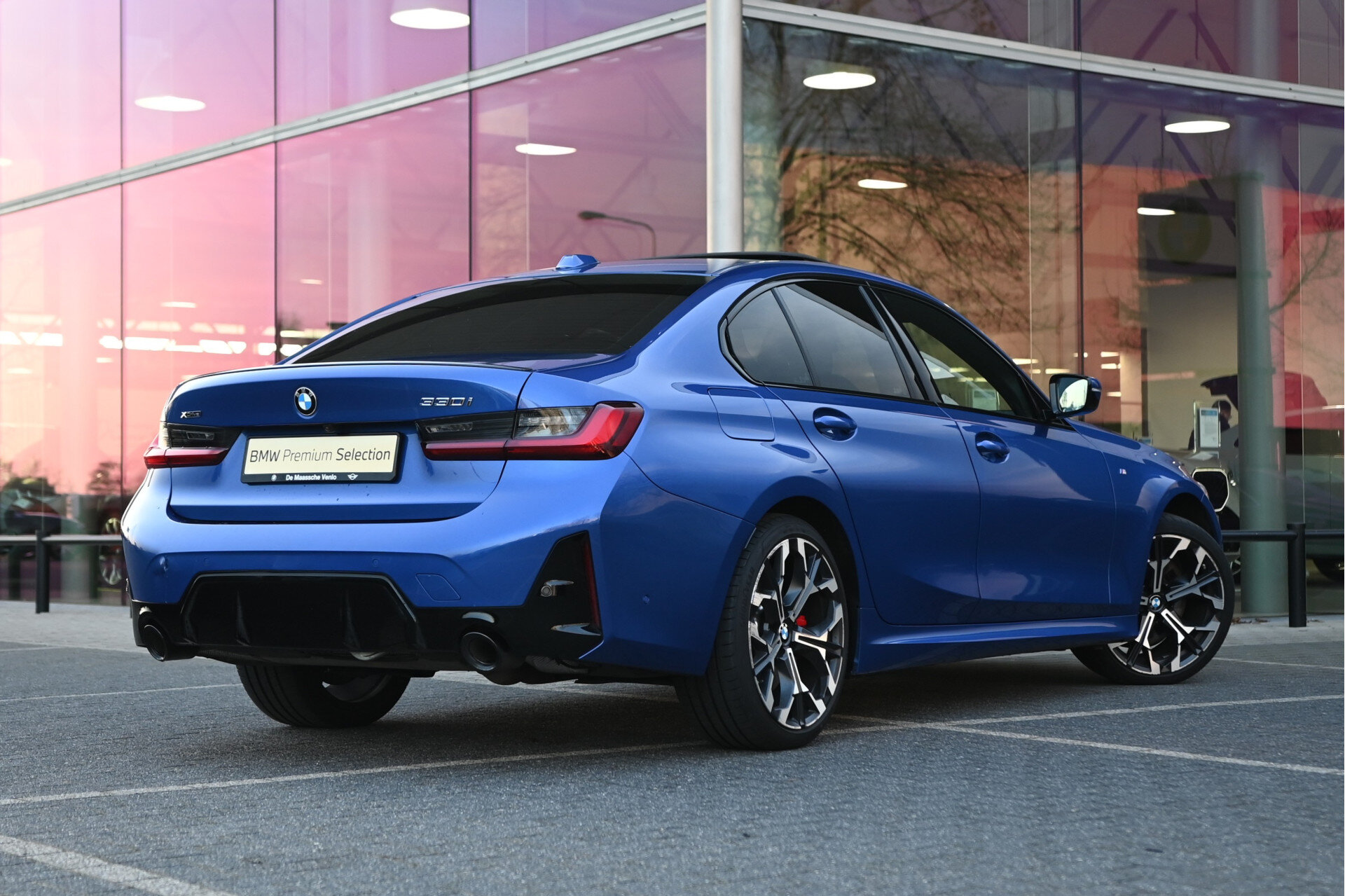 BMW 3 Serie 330i xDrive M Sport Automaat - Afbeelding 3