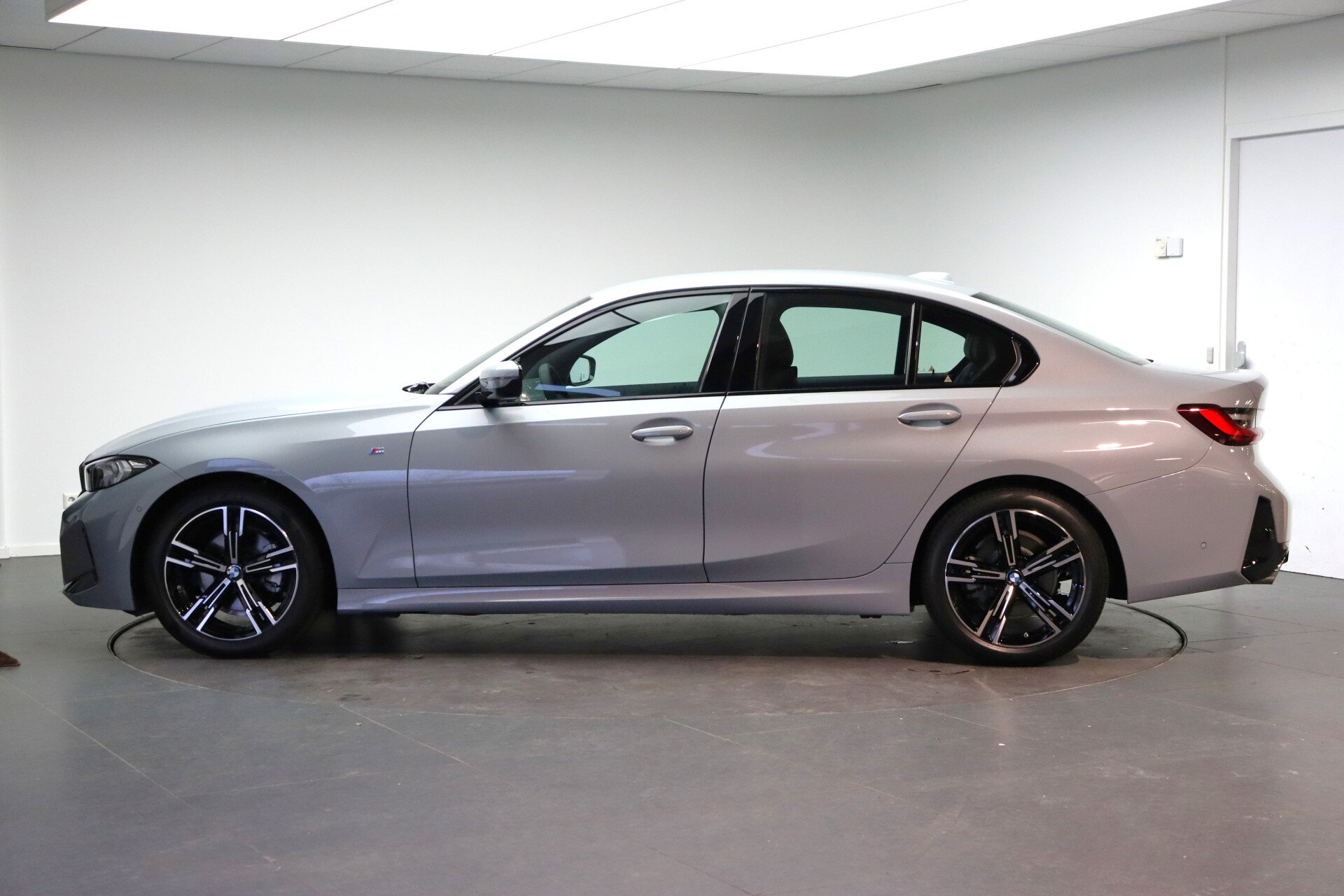 BMW 3 Serie 320i M Sport Automaat - Afbeelding 2