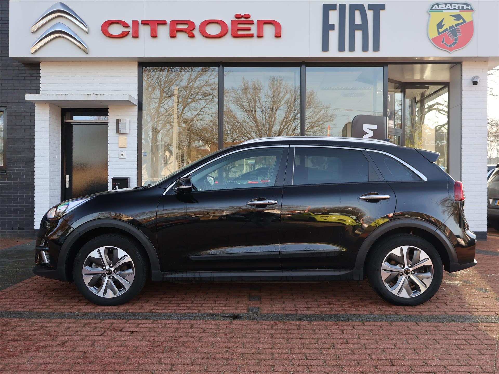 Kia e-Niro Elektrisch 64kWh 204PK Automaat DynamicLine, Rijklaarprijs | Navigatie | Camera | DAB+ | Carplay - Afbeelding 2