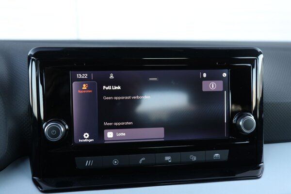 Apple Carplay/Android Auto Apple Carplay/Android Auto