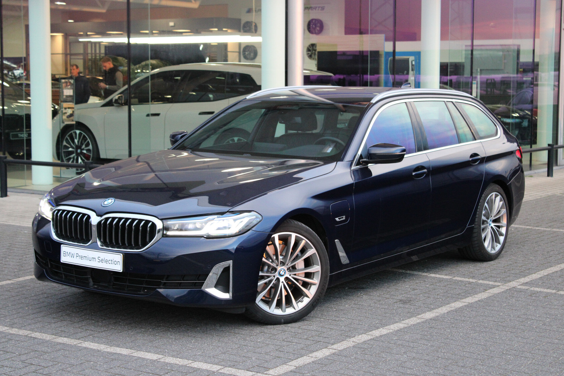 BMW 5 Serie Touring 530e xDrive High Executive Luxury Line Automaat - Afbeelding 2