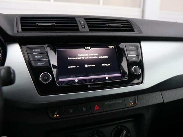 Apple Carplay/Android Auto Apple Carplay/Android Auto