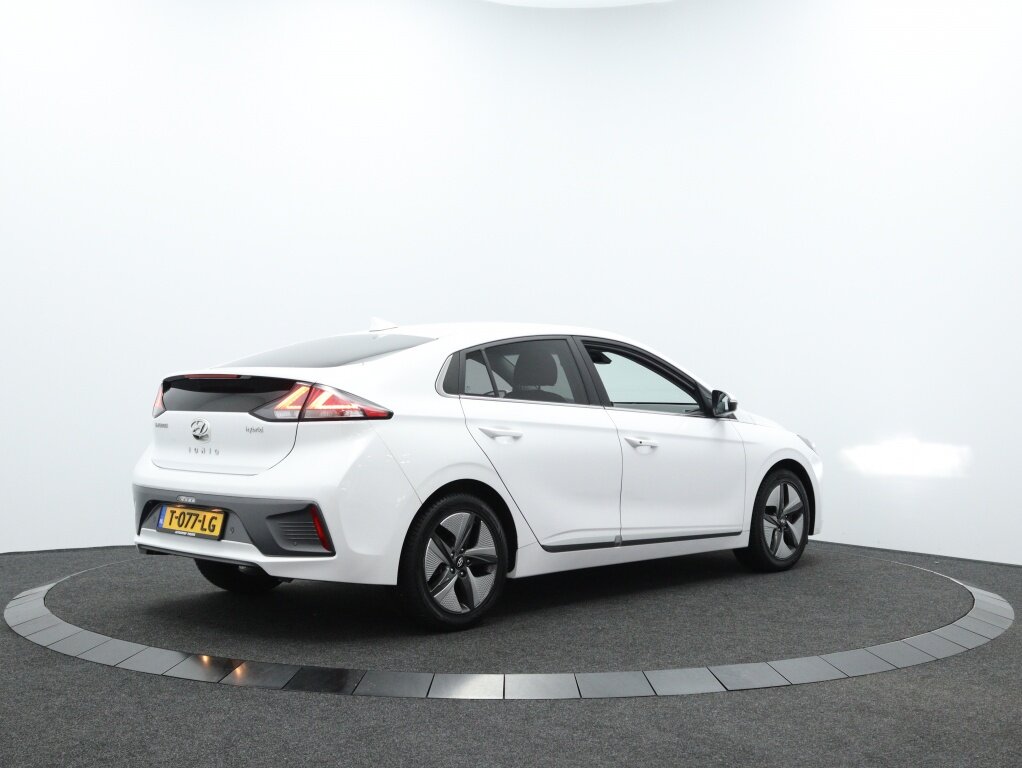 Hyundai IONIQ 1.6 GDi Comfort + | Navigatie | Camera | Premium audio | Cruise - Afbeelding 2