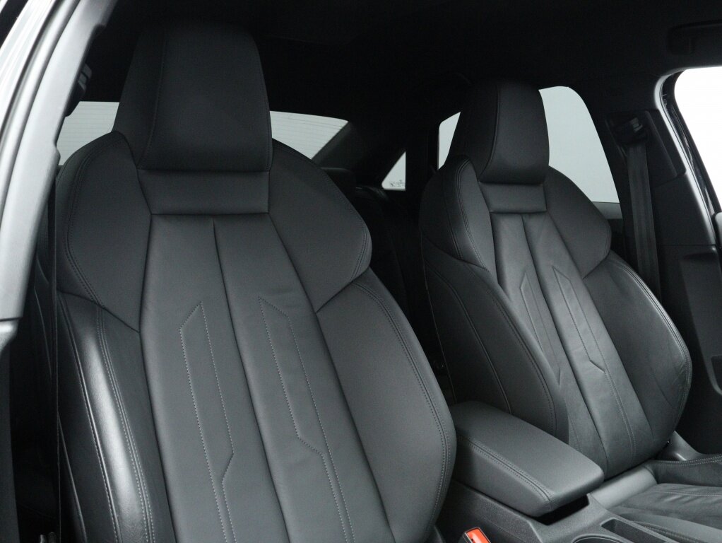 Audi A3 Limousine 35 TFSI Business edition | 19 Inch | Leder | Navigatie | Camera - Afbeelding 4