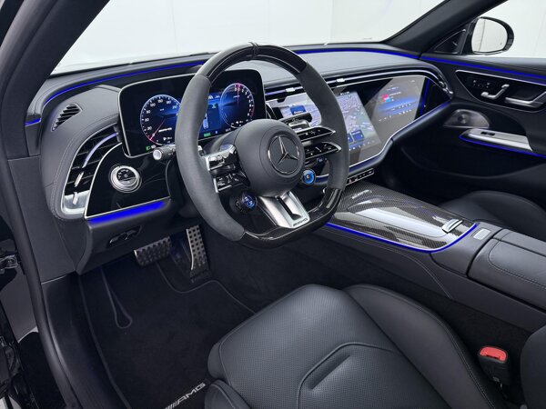 AMG Performance steering wheel in carbon fibre design / MICROCUT microfibre