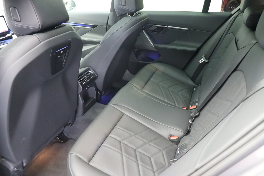 BMW i5 23