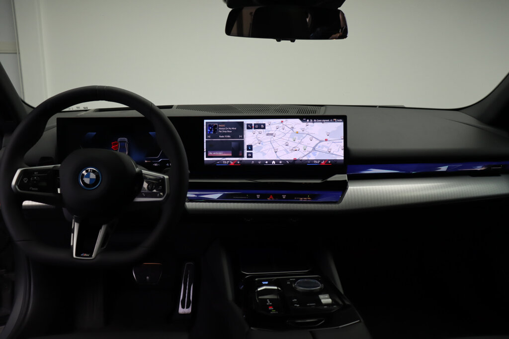 BMW i5 24