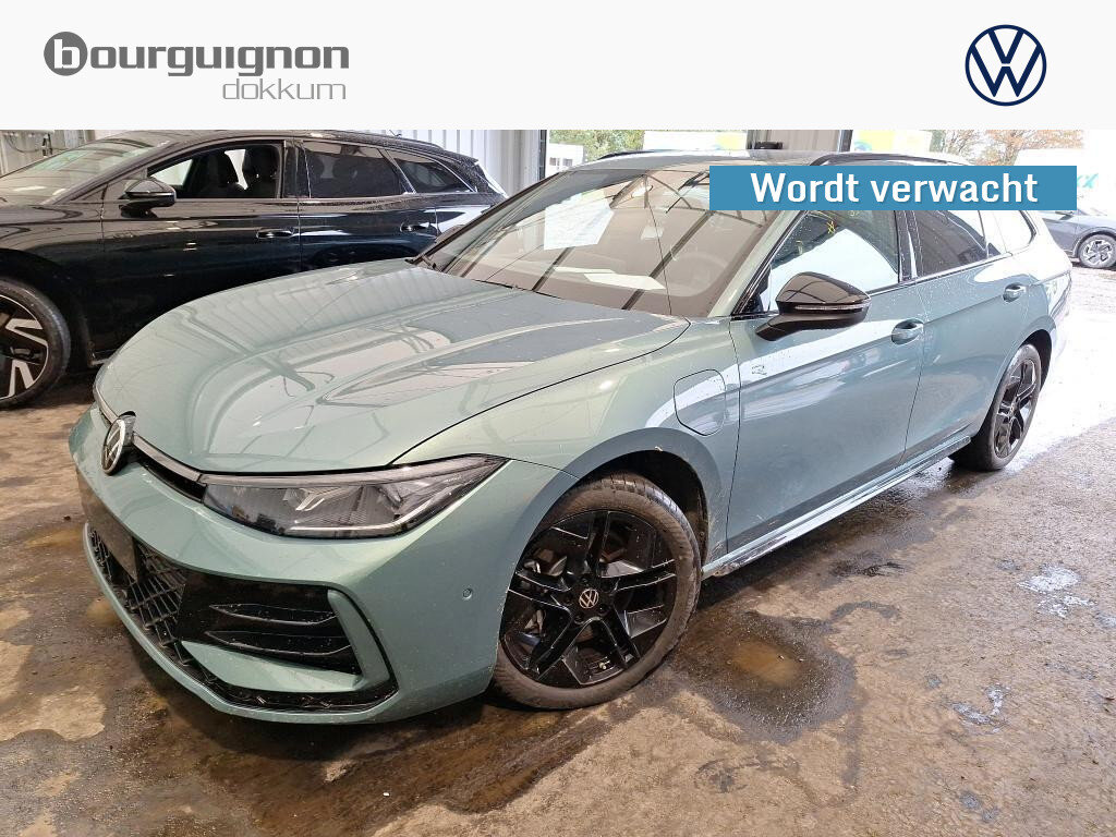 Volkswagen Passat Variant 1.5 eHybrid R-Line | Trekhaak | Pano | Blackstyle