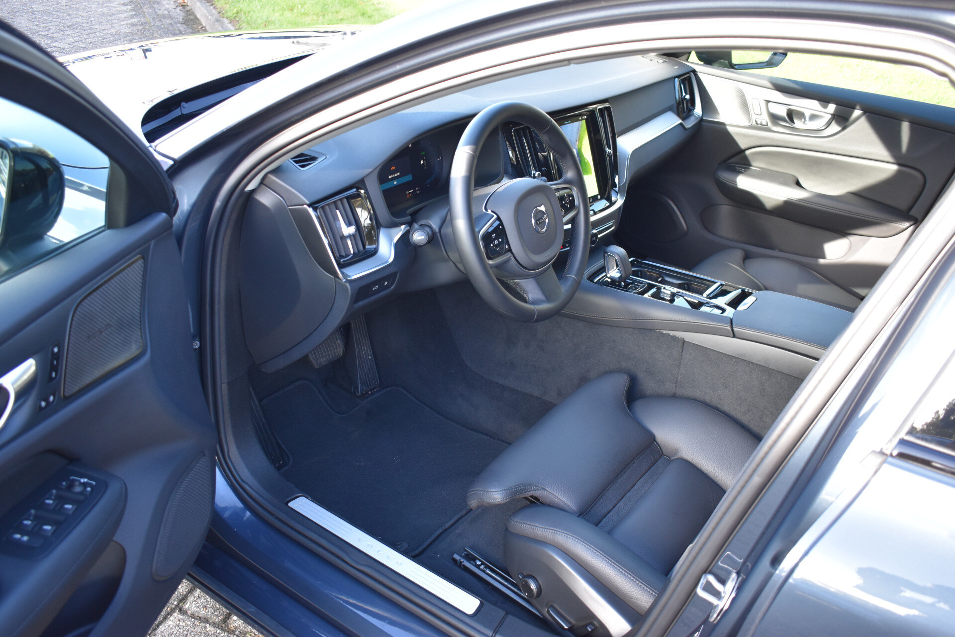 Volvo V60 T6 AWD 350PK Plug-in Hybrid Plus Dark - Afbeelding 2