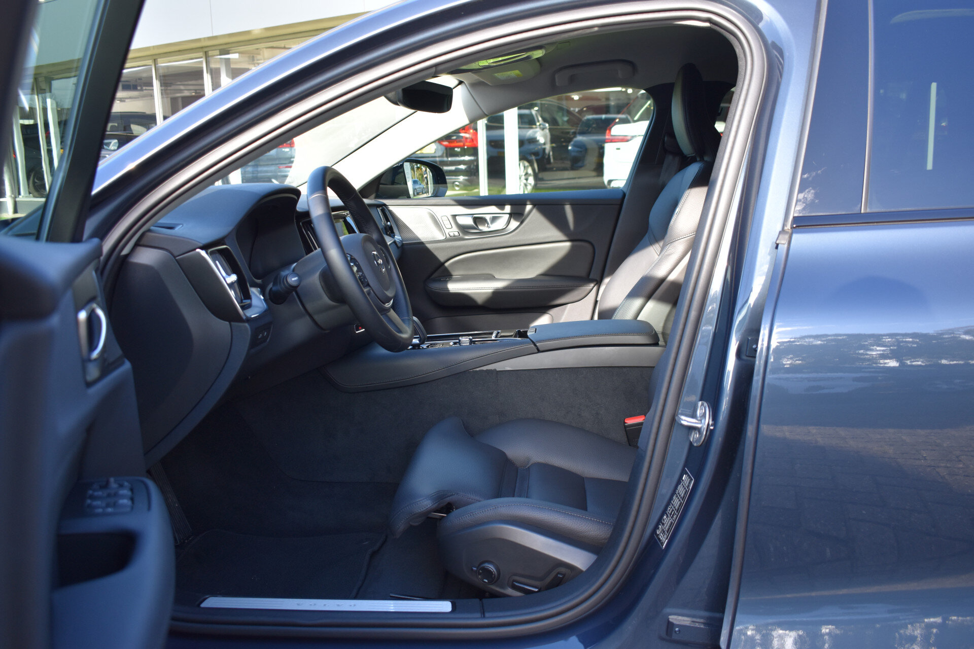 Volvo V60 T6 AWD 350PK Plug-in Hybrid Plus Dark - Afbeelding 4