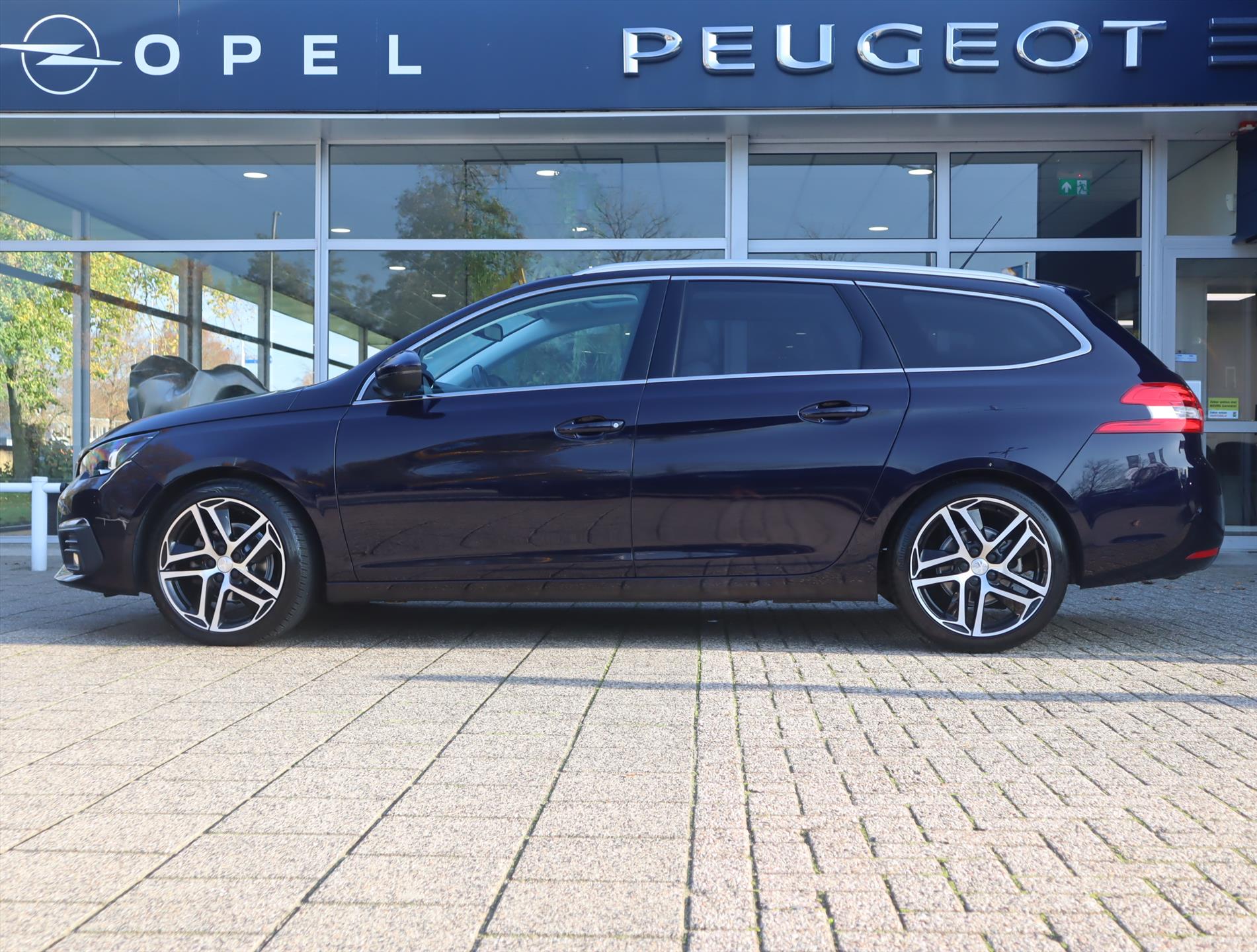 Peugeot 308 SW Allure PureTech 130PK EAT8 automaat, Rijklaarprijs, Navigatie Lederen bekleding Trekhaak Denon Panoramadak Full LED verlichting - Afbeelding 2