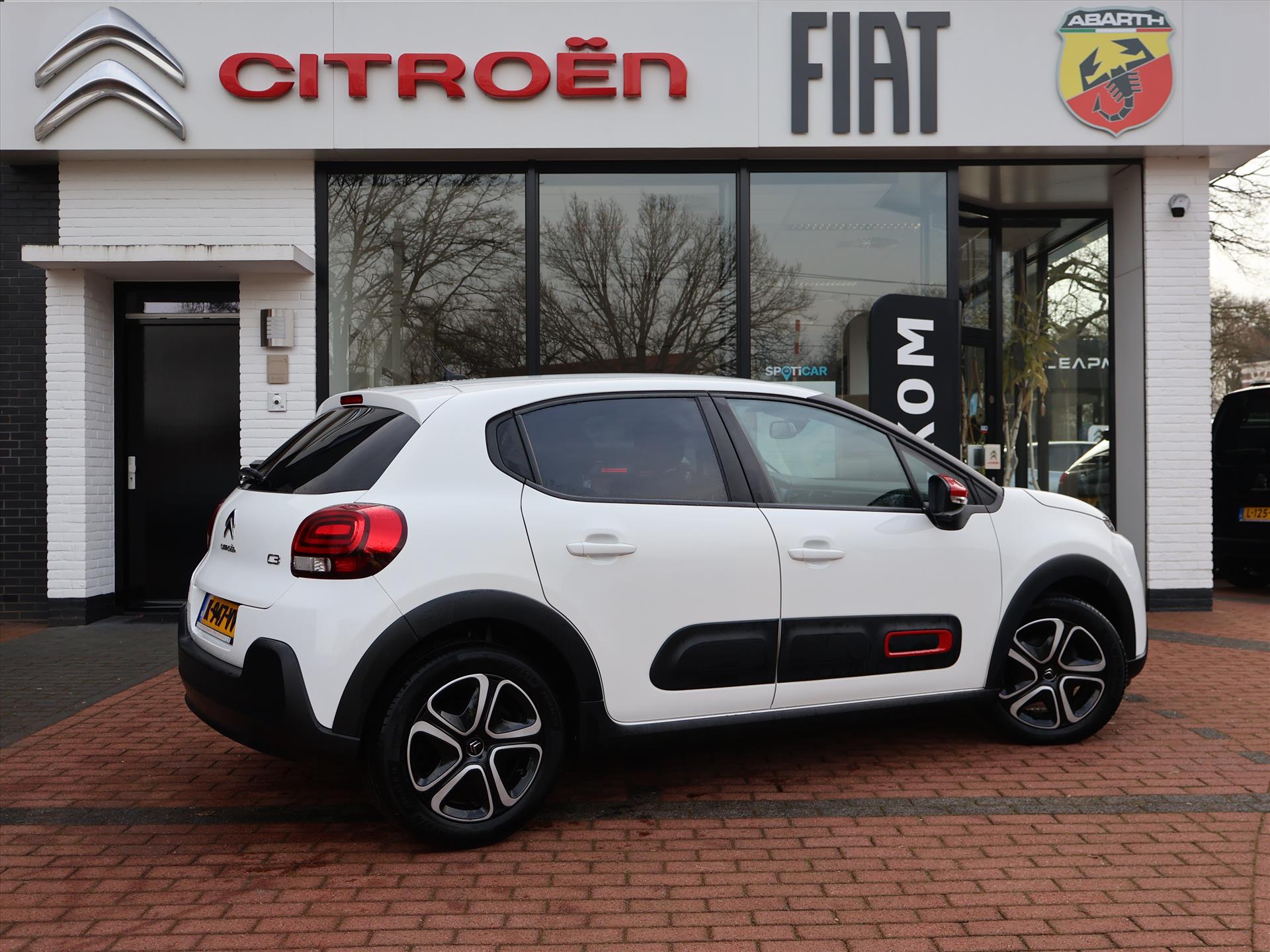 Citroën C3 PureTech 83PK S&S Feel, Rijklaarprijs | Navigatie via App | Apple Carplay | Android Auto | Color Pack Red - Afbeelding 4