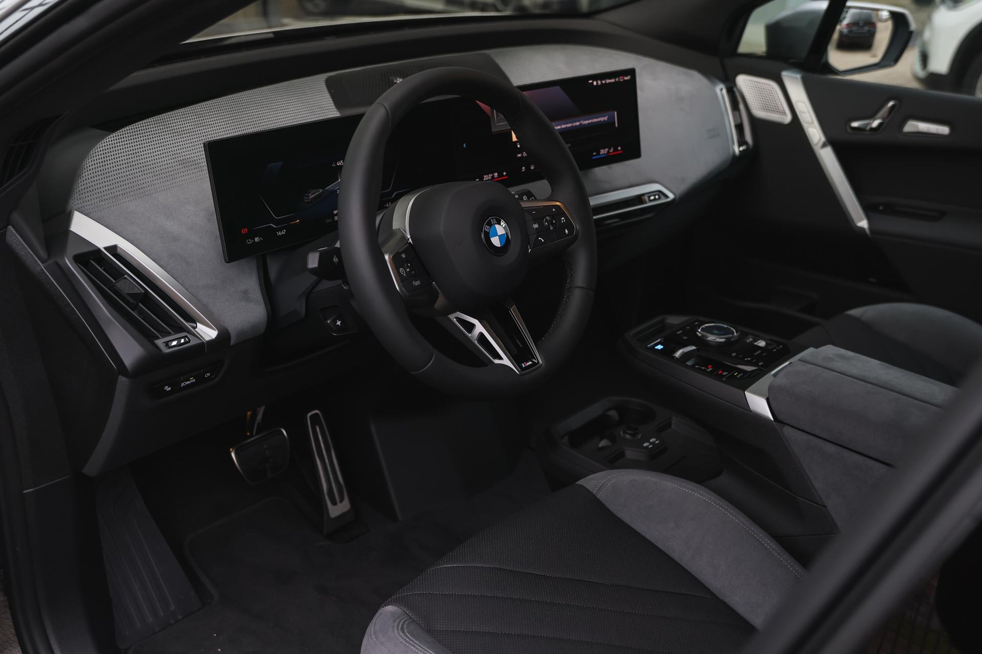 BMW iX 8